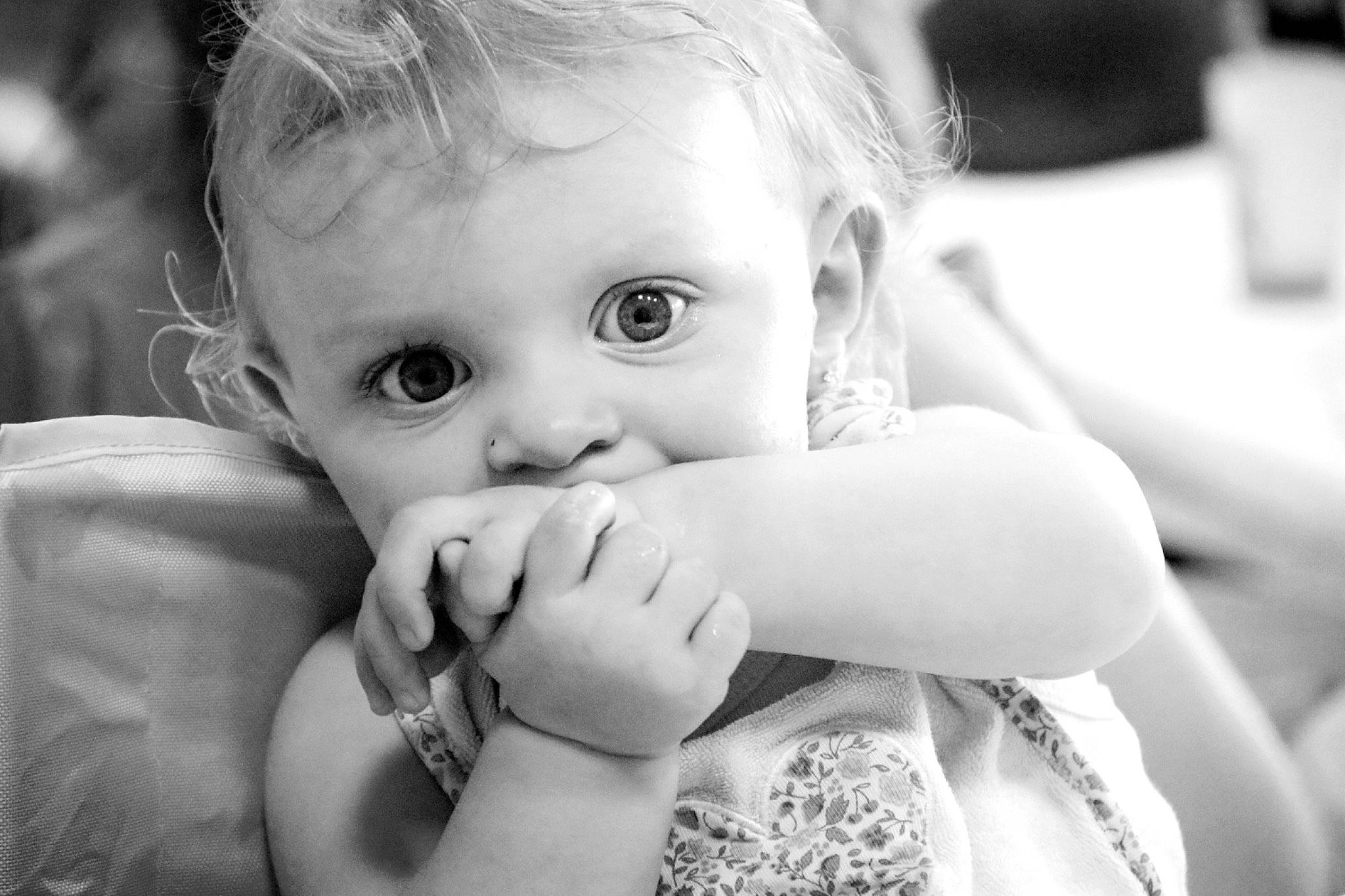 Luna participe au concours pour gagner de l'argent avec cette photo : baby, black_and_white, cheek, eye, finger, flash_photography, fun, gesture, hand, happy, iris, lip, monochrome, monochrome_photography, nose, person, skin, standing, style, toddler