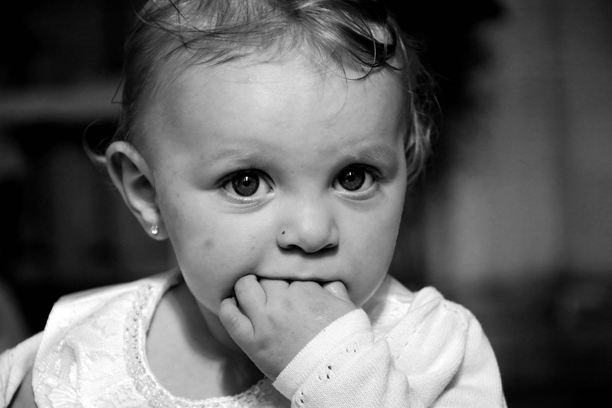 Luna participe au concours pour gagner de l'argent avec cette photo : baby, beauty, black_and_white, cheek, ear, eye, eyelash, flash_photography, gesture, happy, human, iris, lip, monochrome, monochrome_photography, nose, person, skin, style, tableware