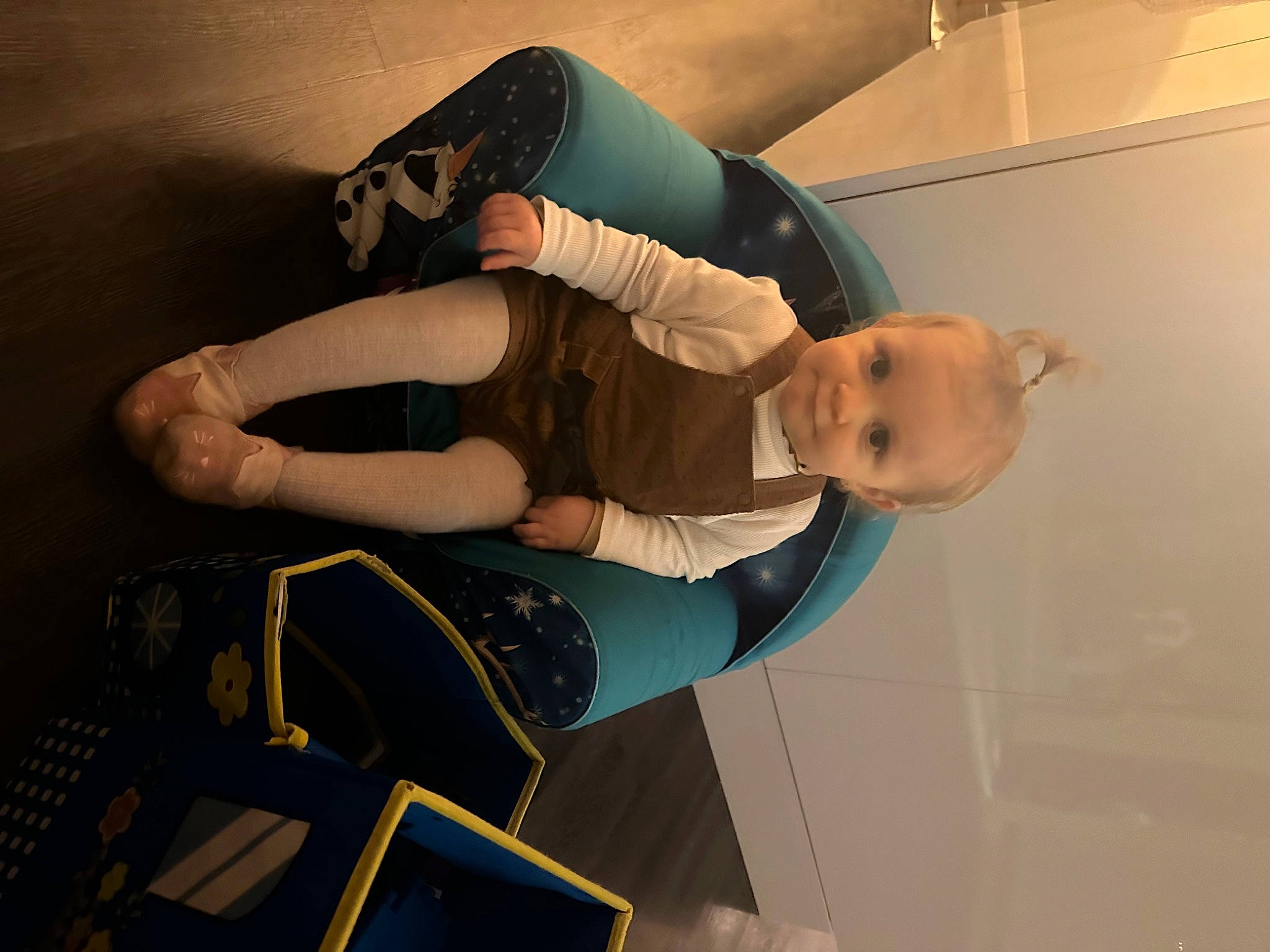 Luna a rejoint le concours — aidez-le/la à gagner de superbes lots ! adventure, chest, elbow, fun, gesture, hip, human_leg, knee, person, room, shorts, sportswear, t_shirt, thigh, waist, wrist