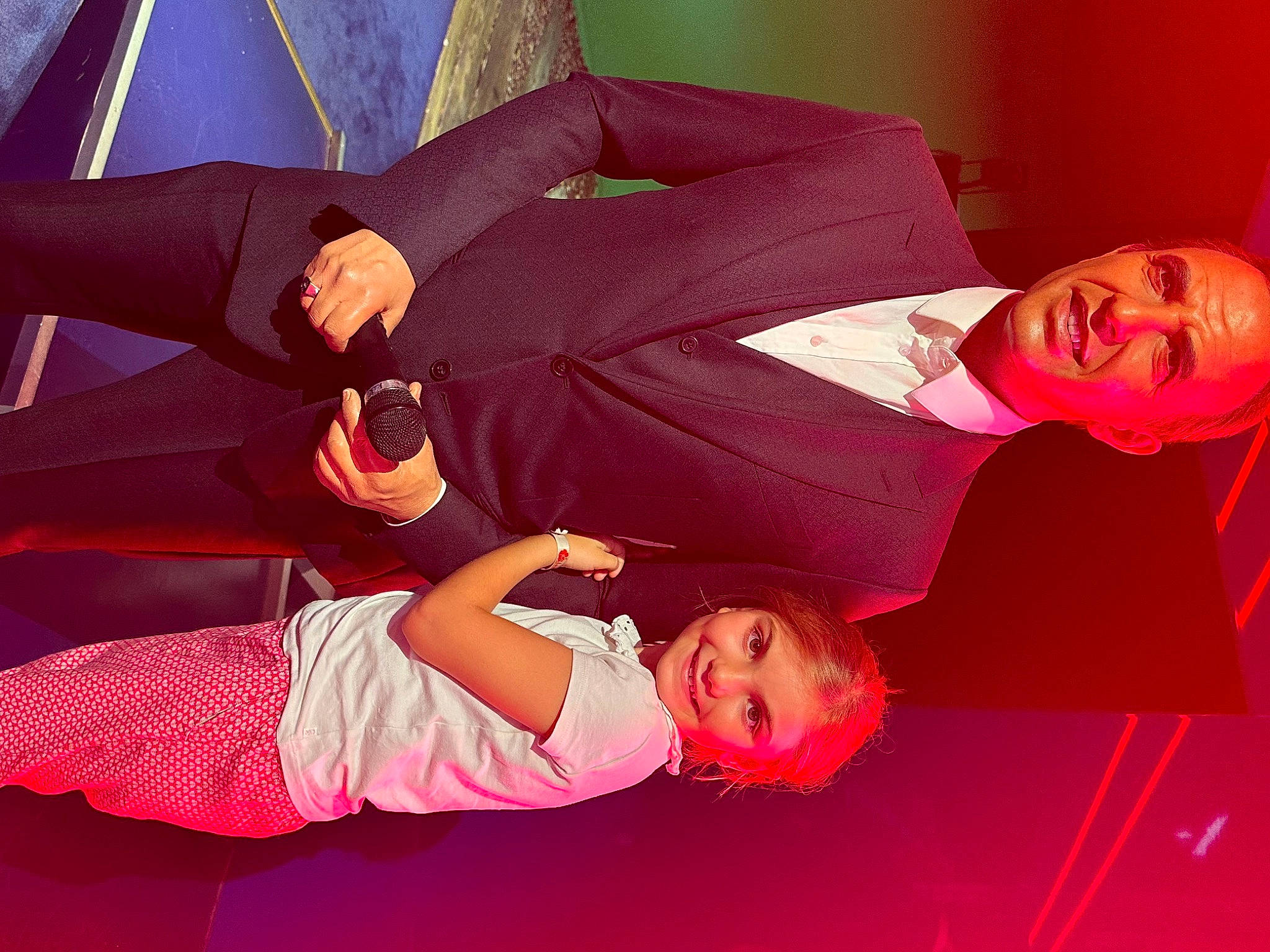 Lilou participe au concours pour gagner de l'argent avec cette photo : arm, child, comfort, event, fashion, fun, gesture, happy, human_body, human_leg, joy, lap, leg, leisure, magenta, person, pink, purple, red, smile