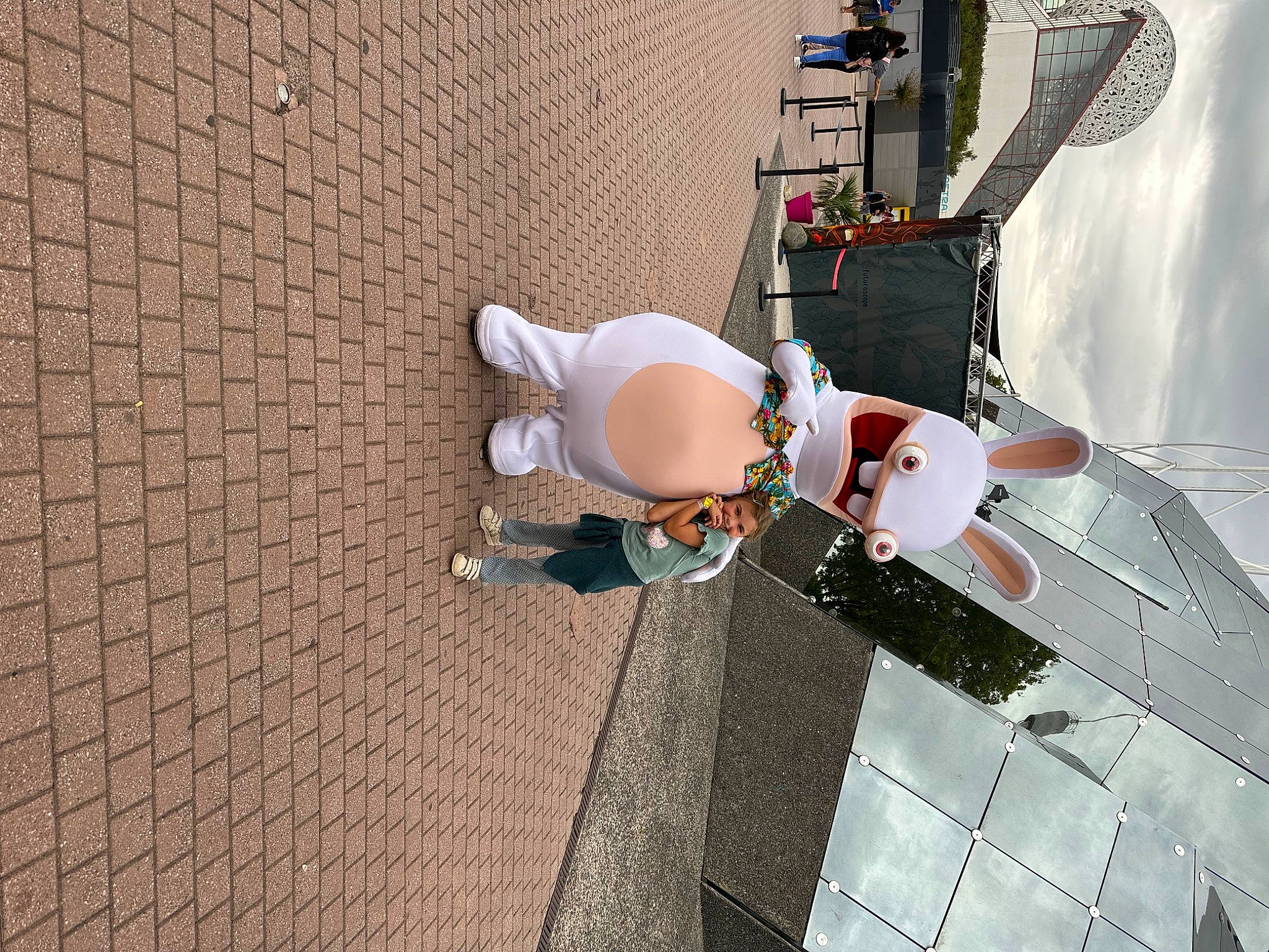 Lilou a rejoint le concours — aidez-le/la à gagner de superbes lots ! carmine, cobblestone, fictional_character, flooring, fun, joy, machine, pattern, person, space, urban_design, wood, world