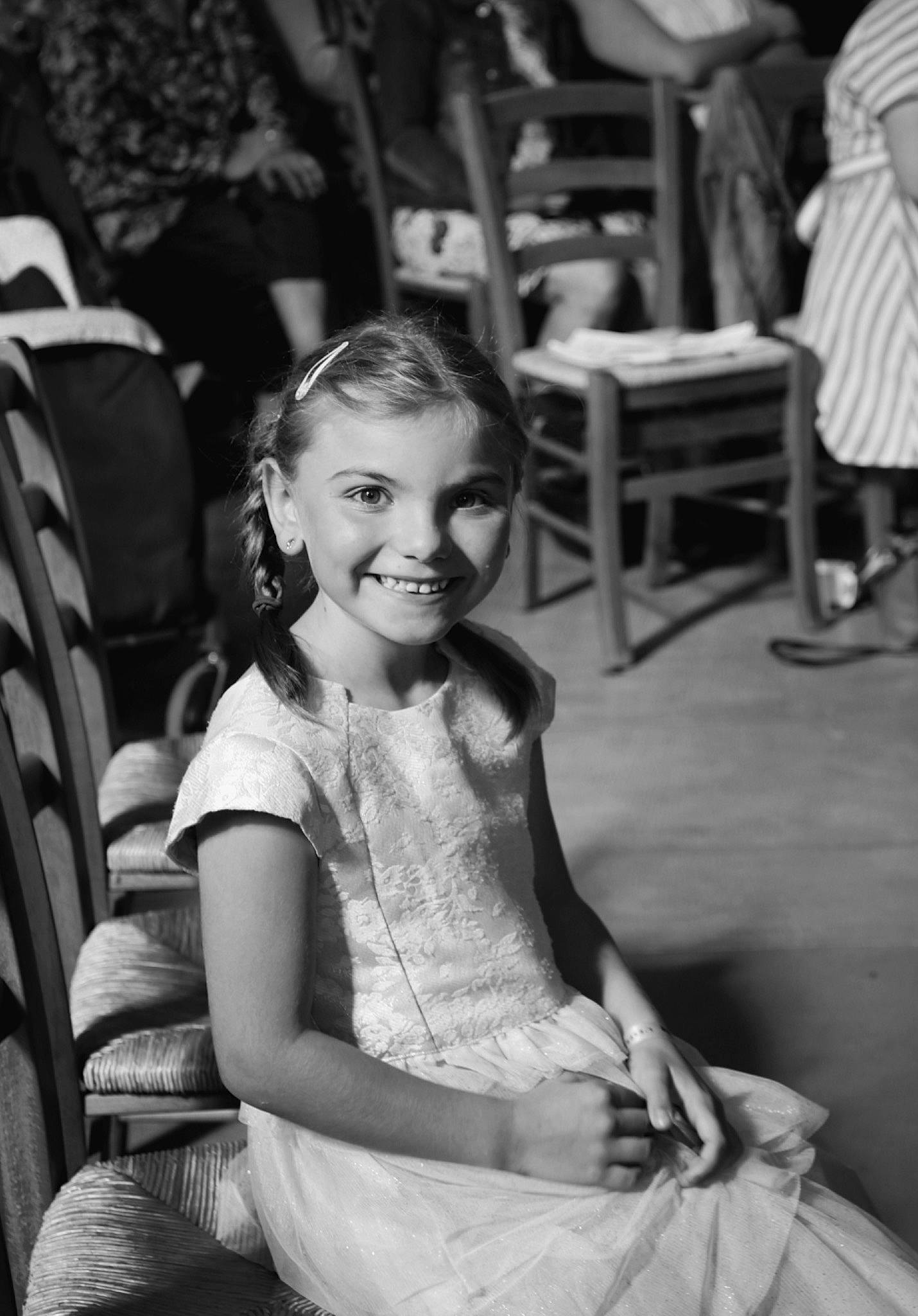Lilou participe au concours pour gagner de l'argent avec cette photo : black, black_and_white, chair, child, event, flash_photography, fun, furniture, happy, joy, monochrome, monochrome_photography, person, photograph, sitting, smile, snapshot, standing, stock_photography, street