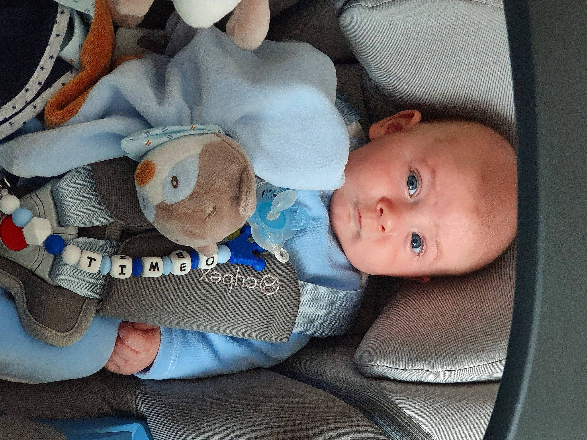 Timéo participe au concours pour gagner de l'argent avec cette photo : auto_part, baby, baby_carriage, baby_in_car_seat, baby_products, baby_safety, baby_sleeping, baby_toddler_clothing, car_seat, cheek, child, comfort, finger, hand, linens, person, sleep, toddler