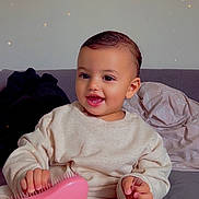 Kais participe au concours pour gagner de l'argent avec cette photo : child, comfort, couch, cozy, cute, face, hairbrush, hand, happy, home, indoors, pants, relaxing, sitting, skin, smiling, sweatshirt, toddler, toy, young