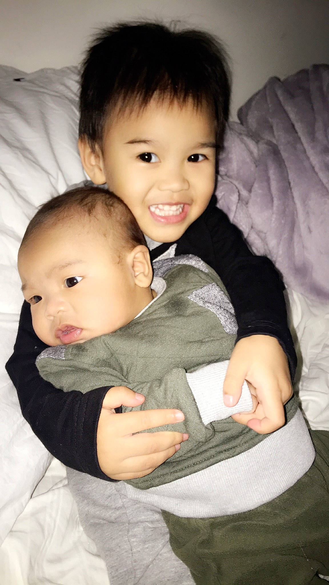 Kyedan is registered to the contest to win money with this photo: abdomen, boy, child, day, eye, fun, girl, human, infant, joy, leg, mother, people, person, product, sibling, sitting, skin, smile, toddler