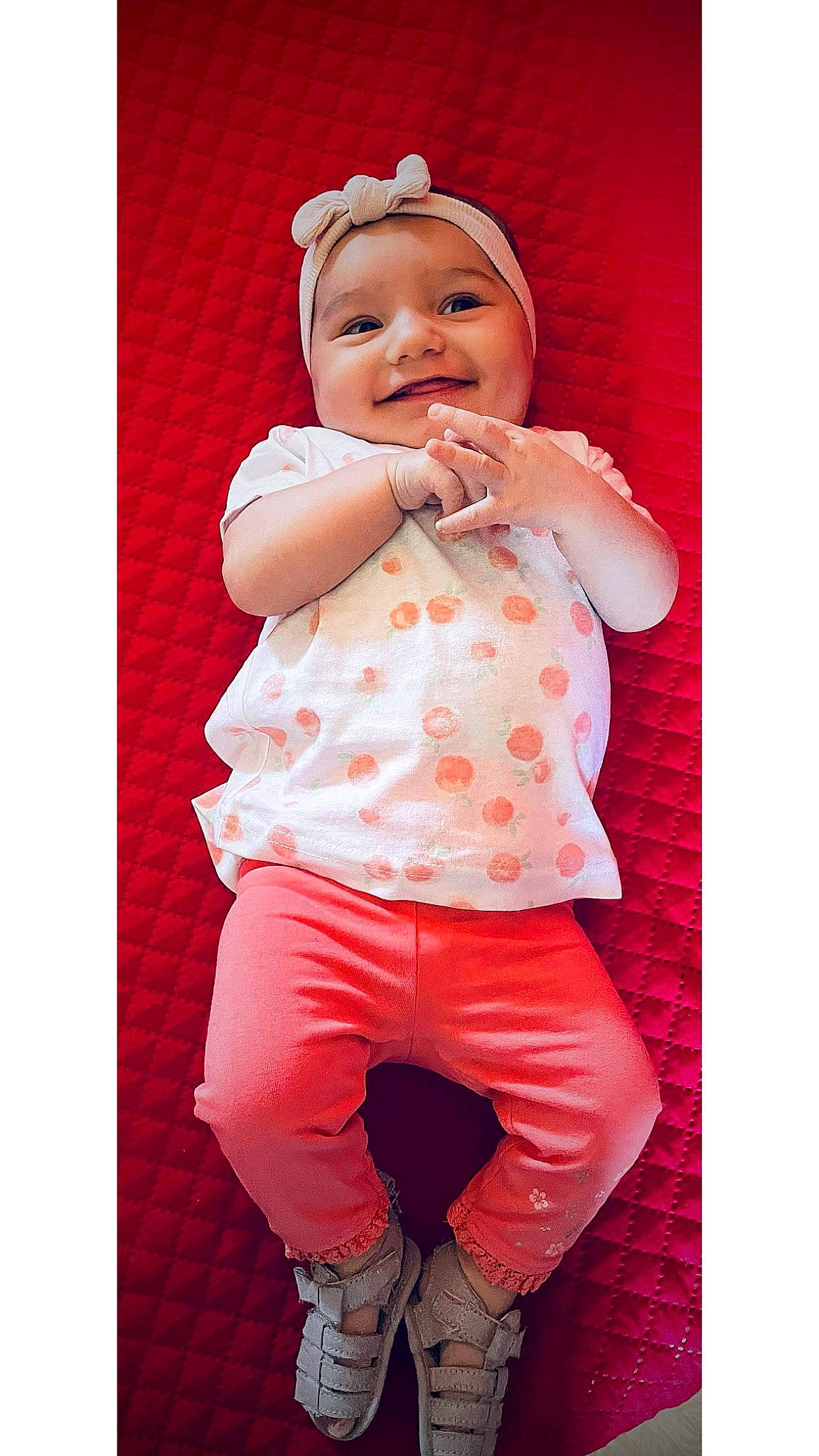 Maëlya participe au concours pour gagner de l'argent avec cette photo : arm, baby, baby_toddler_clothing, cheek, chin, collar, cool, face, gesture, happy, headwear, joy, magenta, pattern, peach, person, pink, product, skin, sleeve
