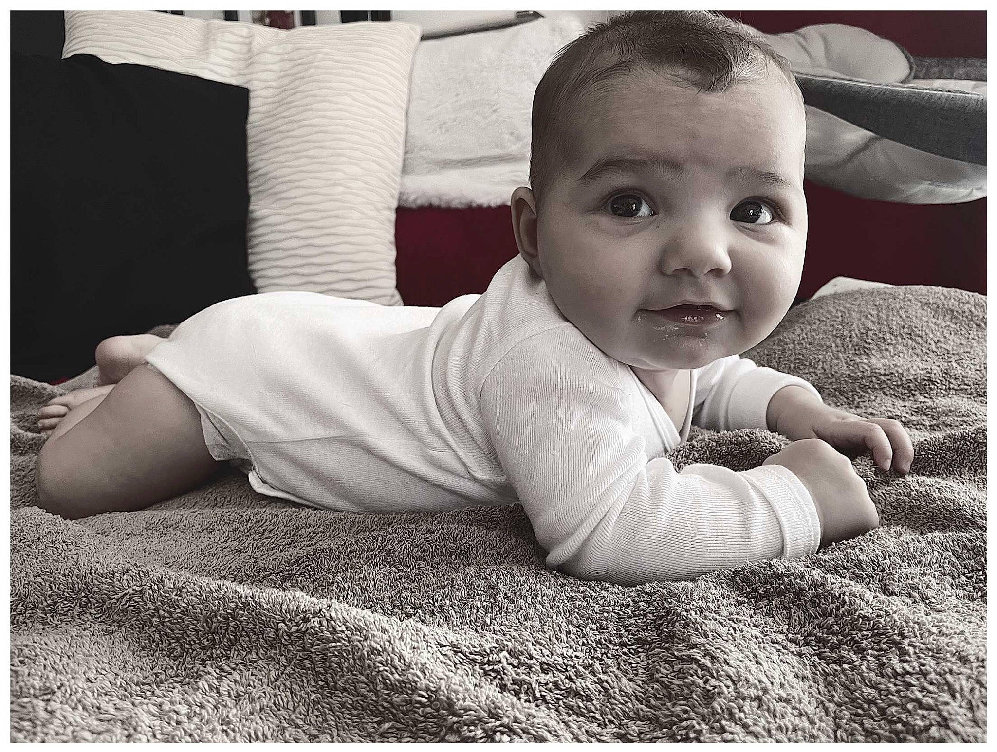 Maëlya participe au concours pour gagner de l'argent avec cette photo : baby, baby_toddler_clothing, black_and_white, cheek, cloud, comfort, crawling, eye, flash_photography, flooring, gesture, hair, happy, head, human_body, monochrome, monochrome_photography, person, smile, toddler