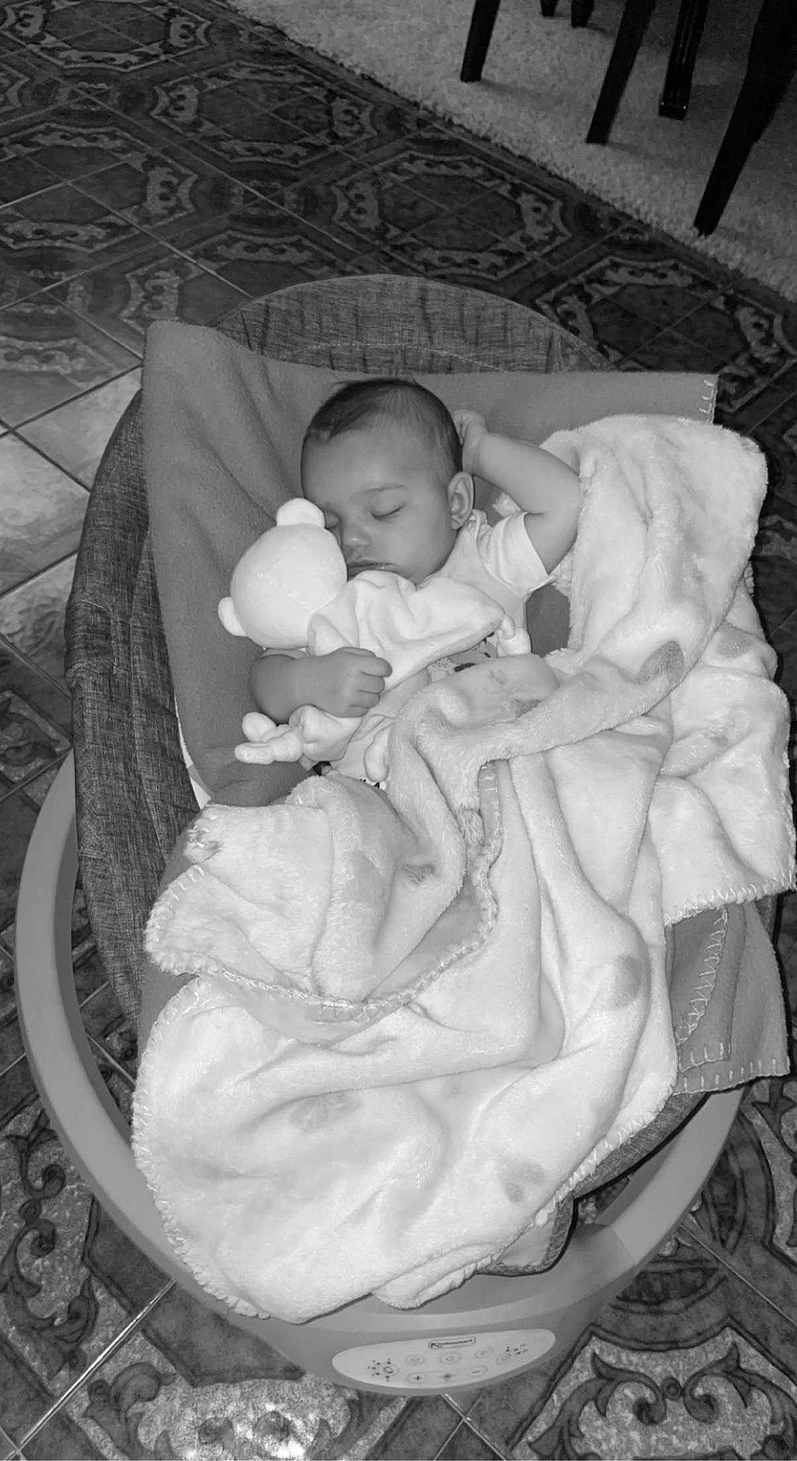 Maëlya a rejoint le concours — aidez-le/la à gagner de superbes lots ! baby, baby_products, baby_safety, baby_sleeping, baby_toddler_clothing, bedtime, black, child, comfort, cradle, infant_bed, linens, monochrome, monochrome_photography, person, room, sitting, sleep, toddler, white