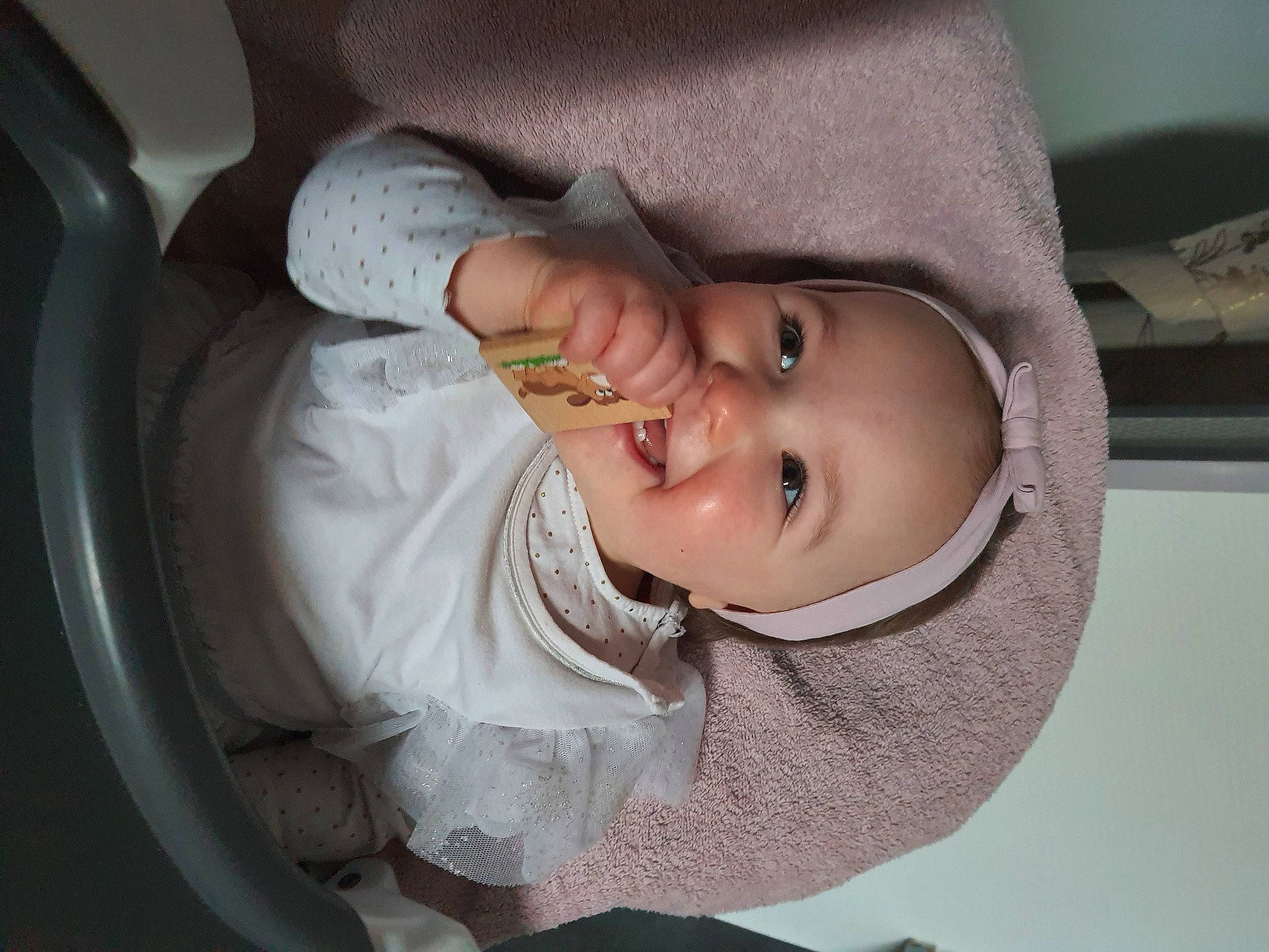 Mélyna participe au concours pour gagner de l'argent avec cette photo : baby, baby_toddler_clothing, cheek, chin, comfort, ear, eye, eyebrow, eyelash, fun, happy, hat, human_body, iris, lip, mouth, nose, person, skin, smile