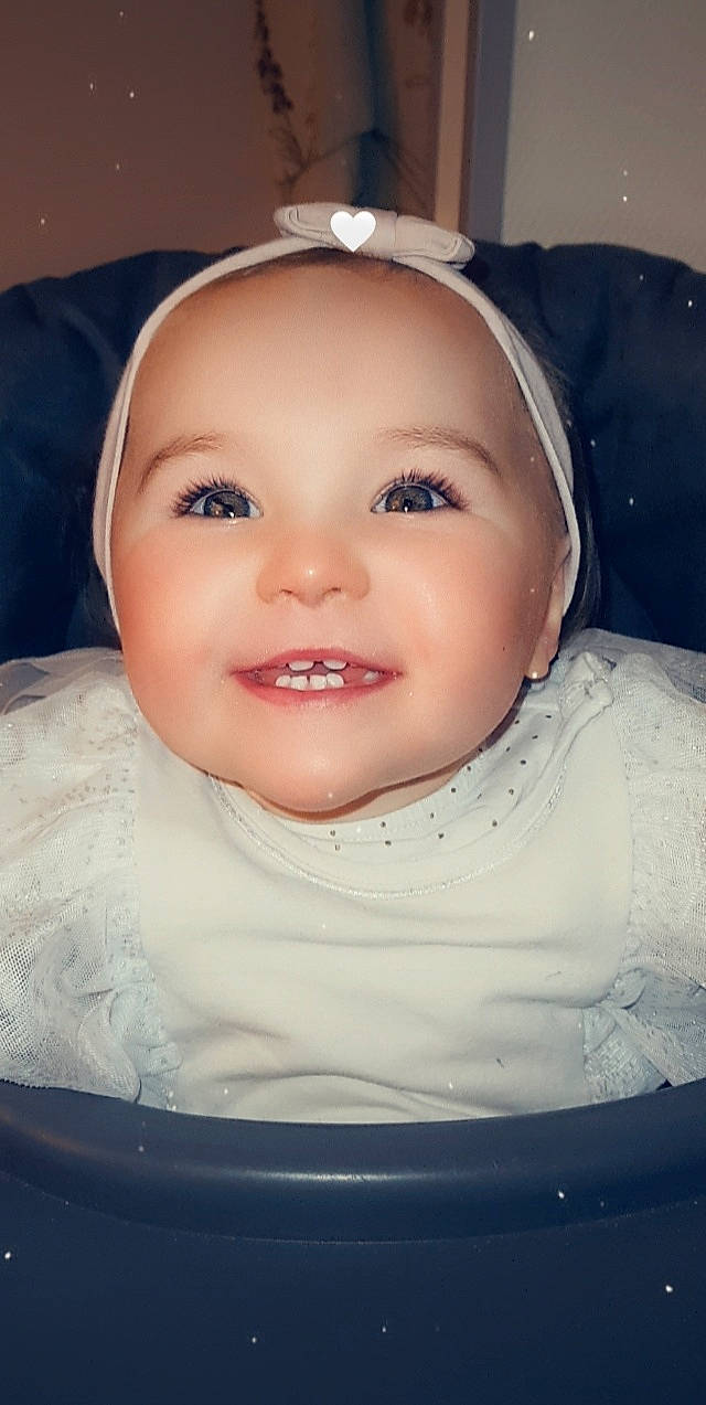 Mélyna participe au concours pour gagner de l'argent avec cette photo : baby, cheek, child, chin, ear, eye, eyebrow, eyelash, flash_photography, forehead, happy, headgear, iris, joy, lip, mouth, nose, person, skin, sleeve