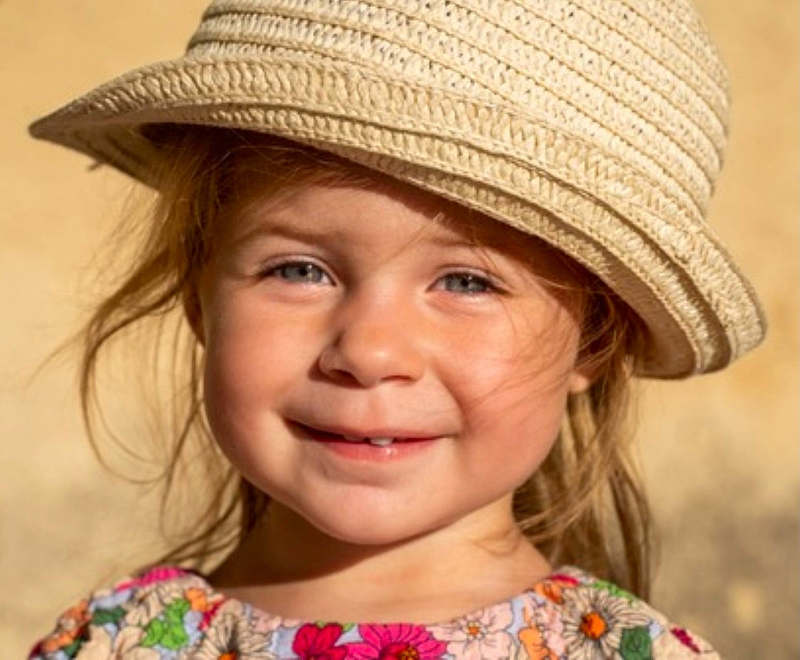 Emilia participe au concours pour gagner de l'argent avec cette photo : beauty, cap, child, chin, eye, eyebrow, face, happy, hat, head, headgear, headwear, iris, joy, lip, nose, organ, people_in_nature, person, skin