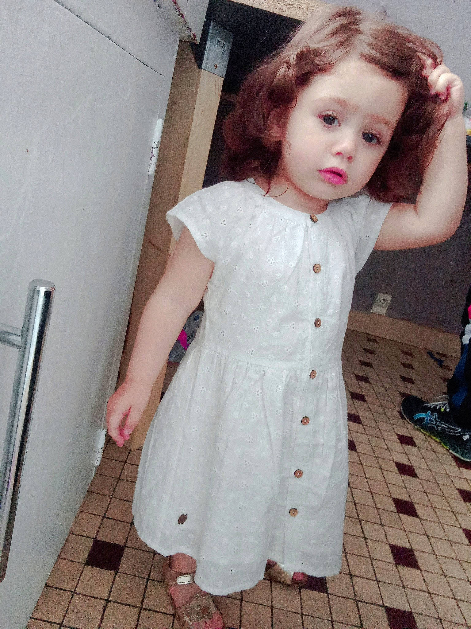 Naïla a rejoint le concours — aidez-le/la à gagner de superbes lots ! baby_toddler_clothing, child, day_dress, fashion_design, flooring, gesture, human_leg, joint, knee, neck, one_piece_garment, pattern, person, pink, shoe, shoulder, skin, sleeve, toddler, trunk