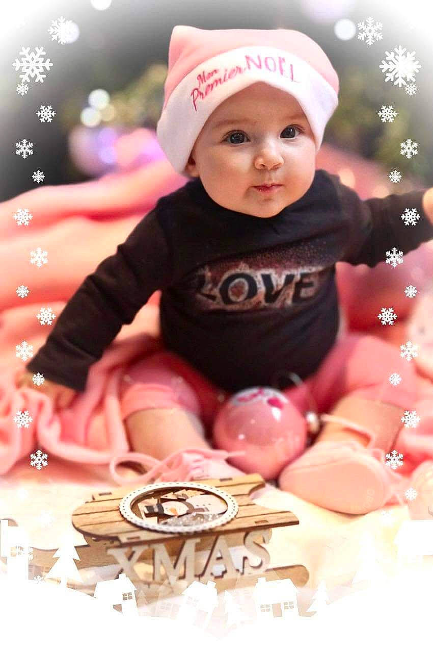 Manon a rejoint le concours — aidez-le/la à gagner de superbes lots ! baby, baby_toddler_clothing, beauty, cap, child, event, face, facial_expression, flash_photography, fun, happy, headwear, holiday, human, people, person, pink, sitting, sleeve, sweetness
