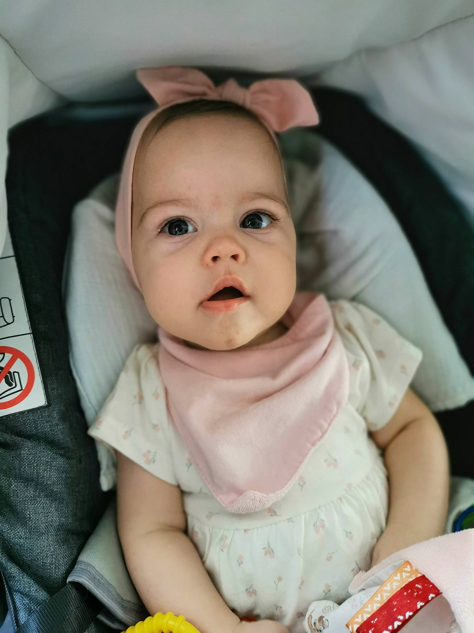 Kara a rejoint le concours — aidez-le/la à gagner de superbes lots ! baby, baby_safety, baby_toddler_clothing, cheek, comfort, dress, eyebrow, finger, happy, iris, lip, mouth, nose, person, pink, product, skin, sleeve, smile, toddler