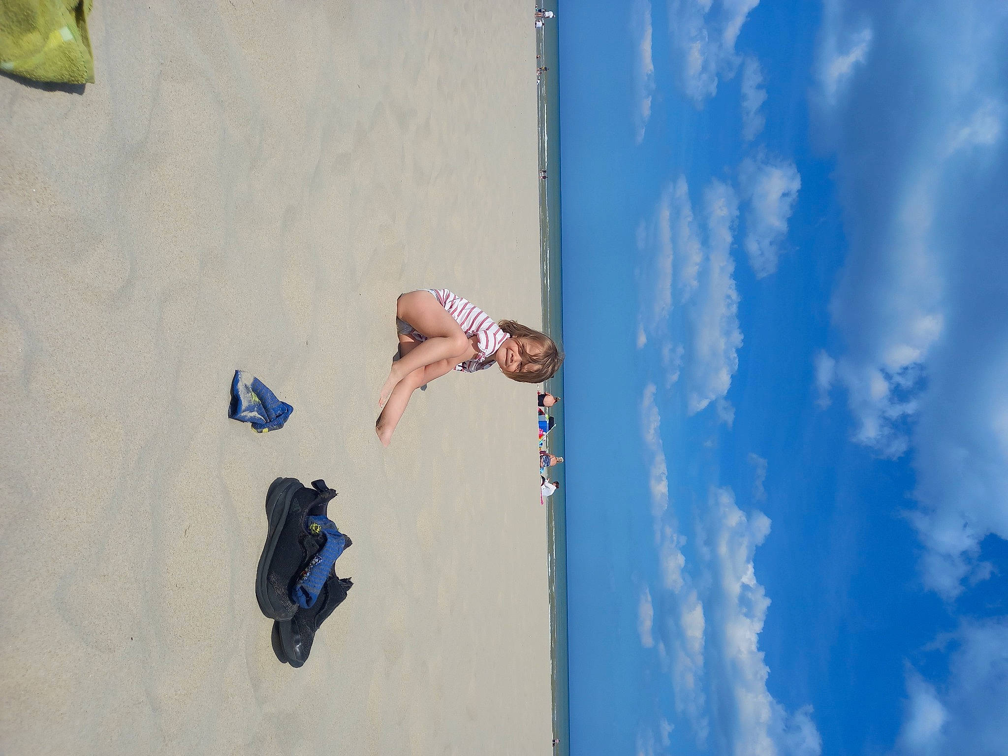Emma participe au concours pour gagner de l'argent avec cette photo : adventure, azure, beach, blue, body_of_water, cloud, elbow, electric_blue, extreme_sport, foot, fun, human_leg, knee, leg, leisure, person, recreation, sky, swimwear, thigh