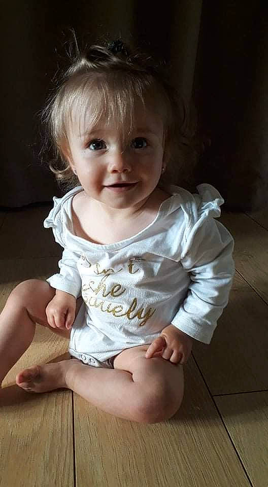 Emma a rejoint le concours — aidez-le/la à gagner de superbes lots ! baby, baby_toddler_clothing, barefoot, cheek, chin, eye, face, flash_photography, flooring, fun, hair, hairstyle, head, iris, joy, lip, person, skin, sleeve, smile