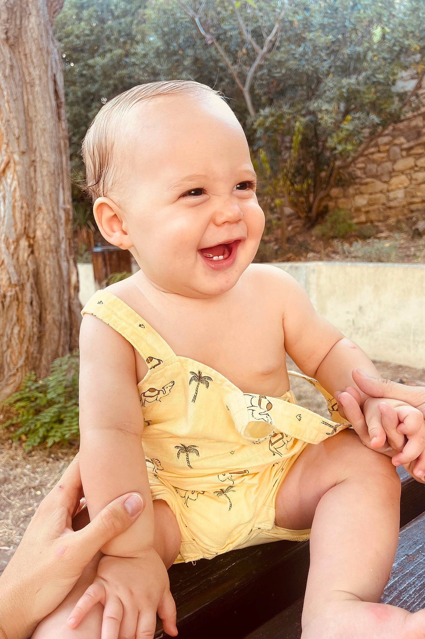 Andréa participe au concours pour gagner de l'argent avec cette photo : baby, baby_toddler_clothing, cheek, eye, finger, fun, gesture, grass, happy, leisure, muscle, people_in_nature, person, plant, shoulder, skin, smile, thigh, thumb, toddler