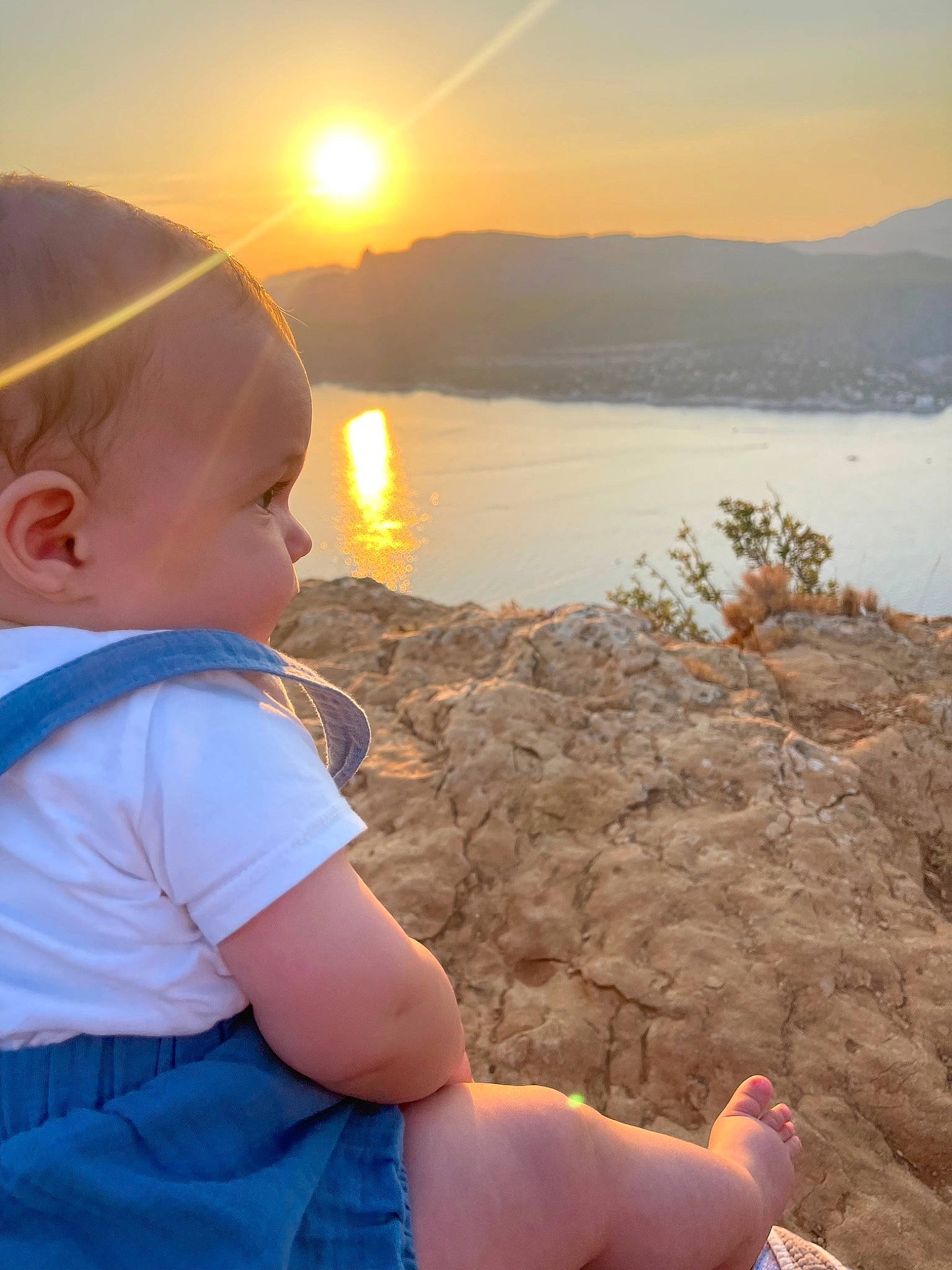 Andréa a rejoint le concours — aidez-le/la à gagner de superbes lots ! baby, baby_toddler_clothing, beauty, body_of_water, grass, happy, horizon, lake, leisure, light, morning, mountain, people_in_nature, person, photograph, sky, summer, sunlight, toddler, travel