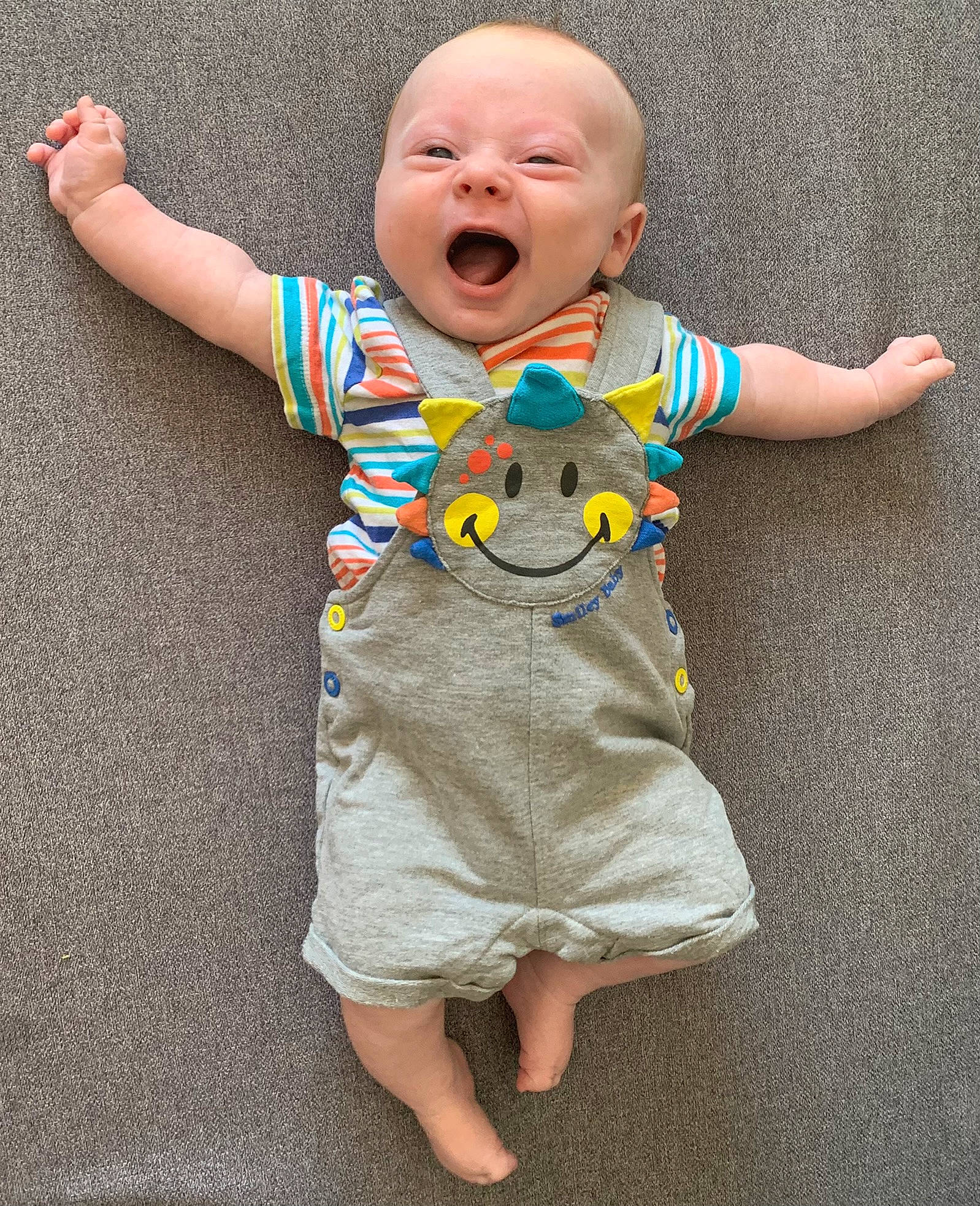 Angélo a rejoint le concours — aidez-le/la à gagner de superbes lots ! arm, baby, baby_toddler_clothing, cheek, dress, eye, face, finger, gesture, hand, happy, head, human_body, joint, nose, person, pink, shirt, skin, sleeve