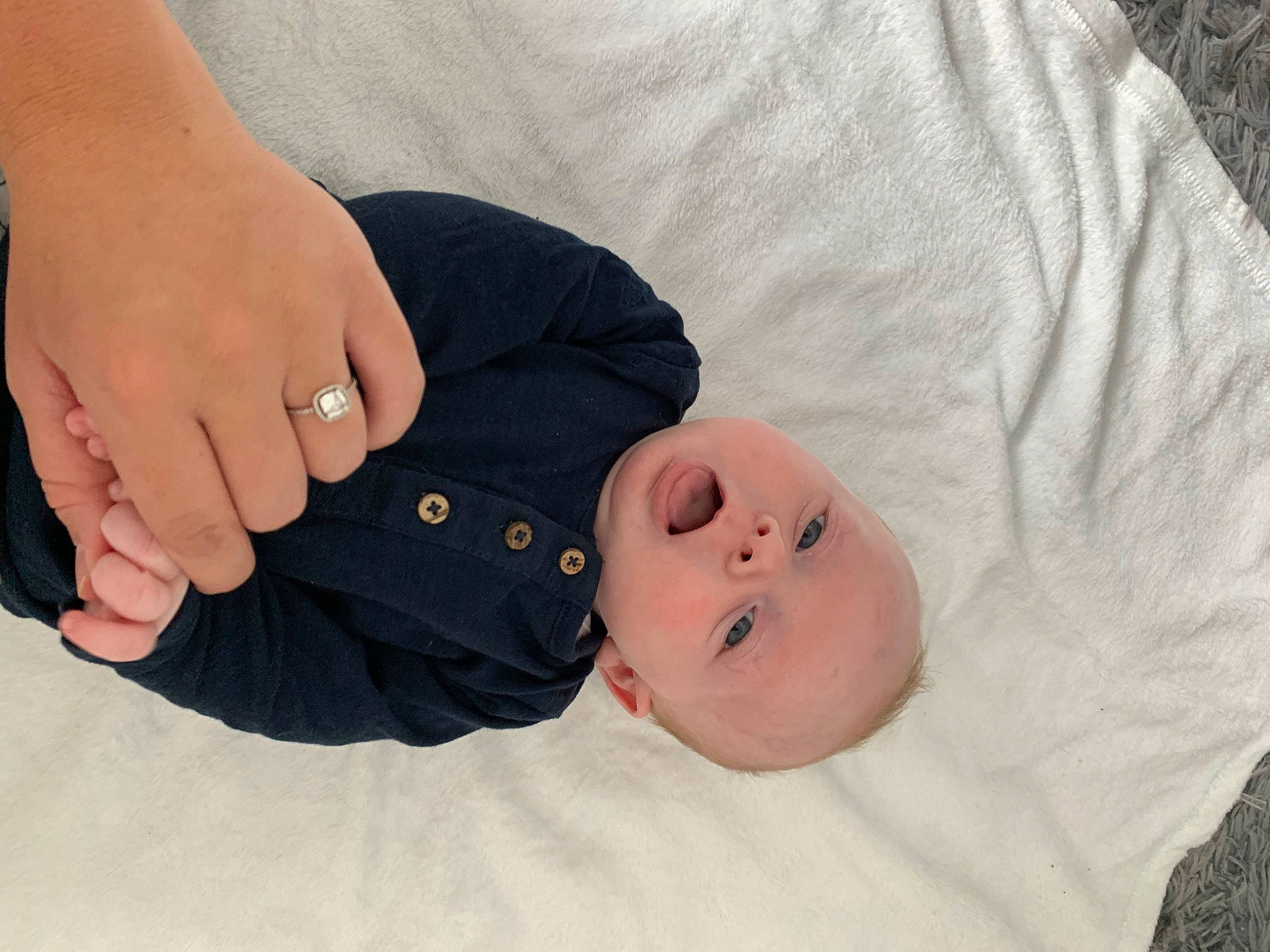 Angélo participe au concours pour gagner de l'argent avec cette photo : abdomen, arm, baby, baby_products, baby_toddler_clothing, cheek, child, collar, comfort, fashion_accessory, foot, gesture, hand, linens, nail, person, skin, sleeve, thumb, toddler
