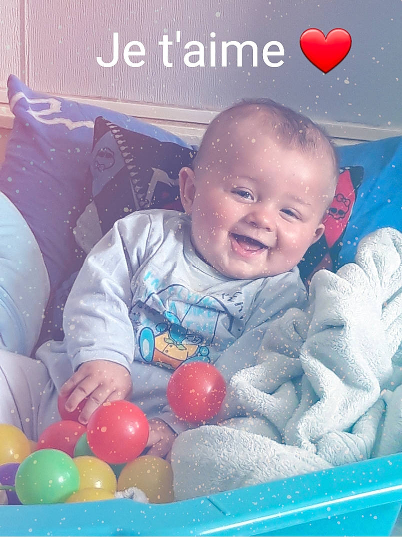 Lorenzo a rejoint le concours — aidez-le/la à gagner de superbes lots ! baby, baby_products, baby_toys, ball_pit, child, fun, happy, joy, person, play, product, smile, toddler, toy