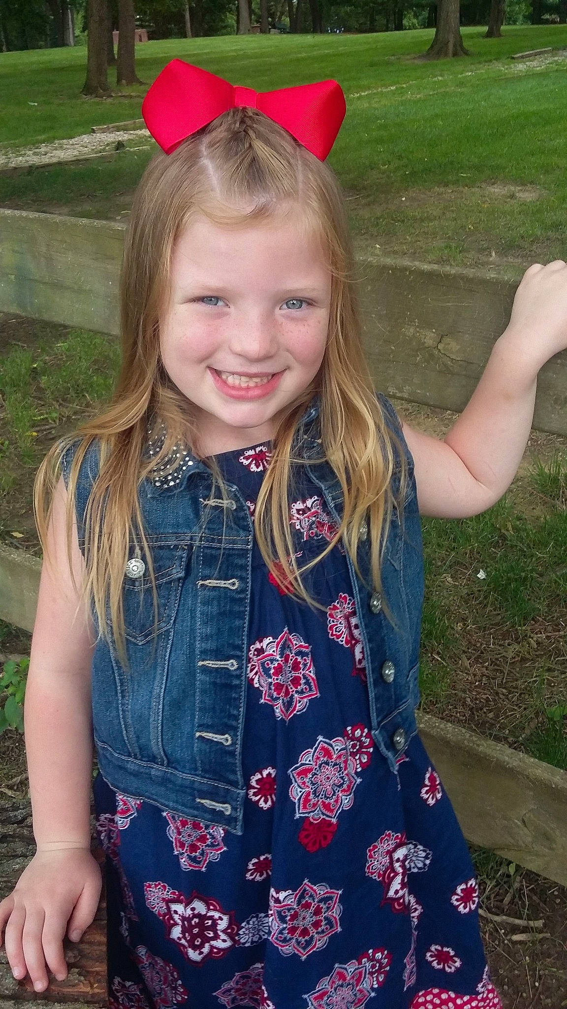 Irelynn is registered to the contest to win money with this photo: blond, child, child_model, clothing, hair_accessory, joy, long_hair, pattern, person, smile