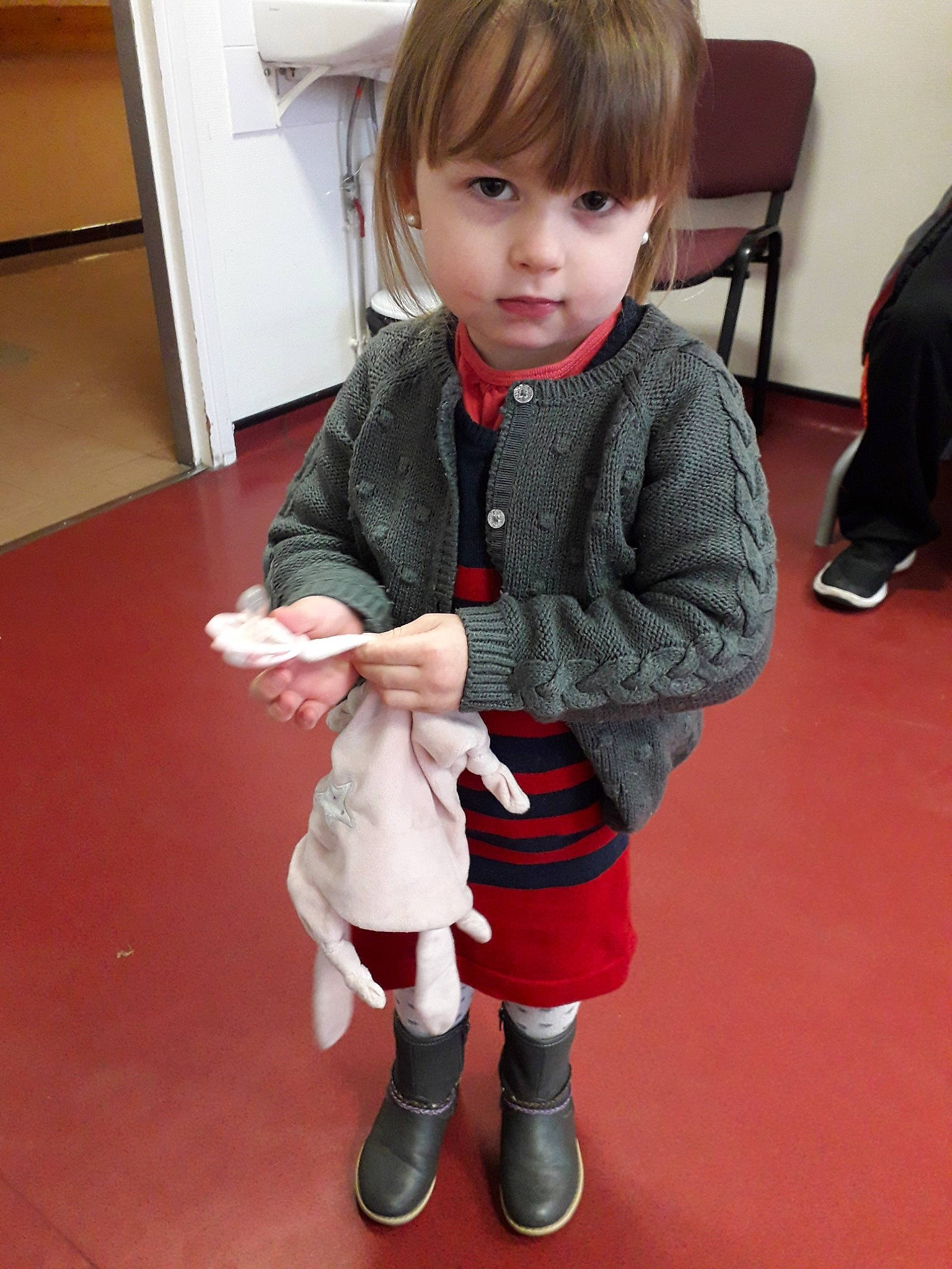 Luna a rejoint le concours — aidez-le/la à gagner de superbes lots ! child, flooring, footwear, girl, leg, outerwear, person, product, shoe, skin, standing, textile, toddler