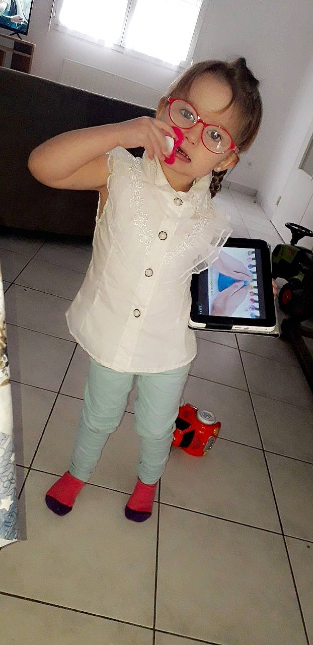 Luna participe au concours pour gagner de l'argent avec cette photo : cool, design, eyewear, fashion, fashion_accessory, footwear, fun, girl, glasses, human_hair_color, joint, leg, outerwear, person, pink, product, shoulder, snapshot, textile, vision_care