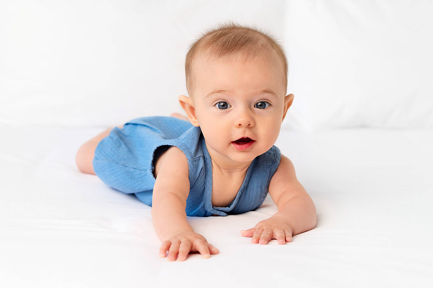 Tessa participe au concours pour gagner de l'argent avec cette photo : baby, baby_crawling, baby_toddler_clothing, cheek, child, collar, comfort, crawling, electric_blue, flash_photography, flooring, foot, happy, iris, knee, person, sitting, sleeve, smile, surprise