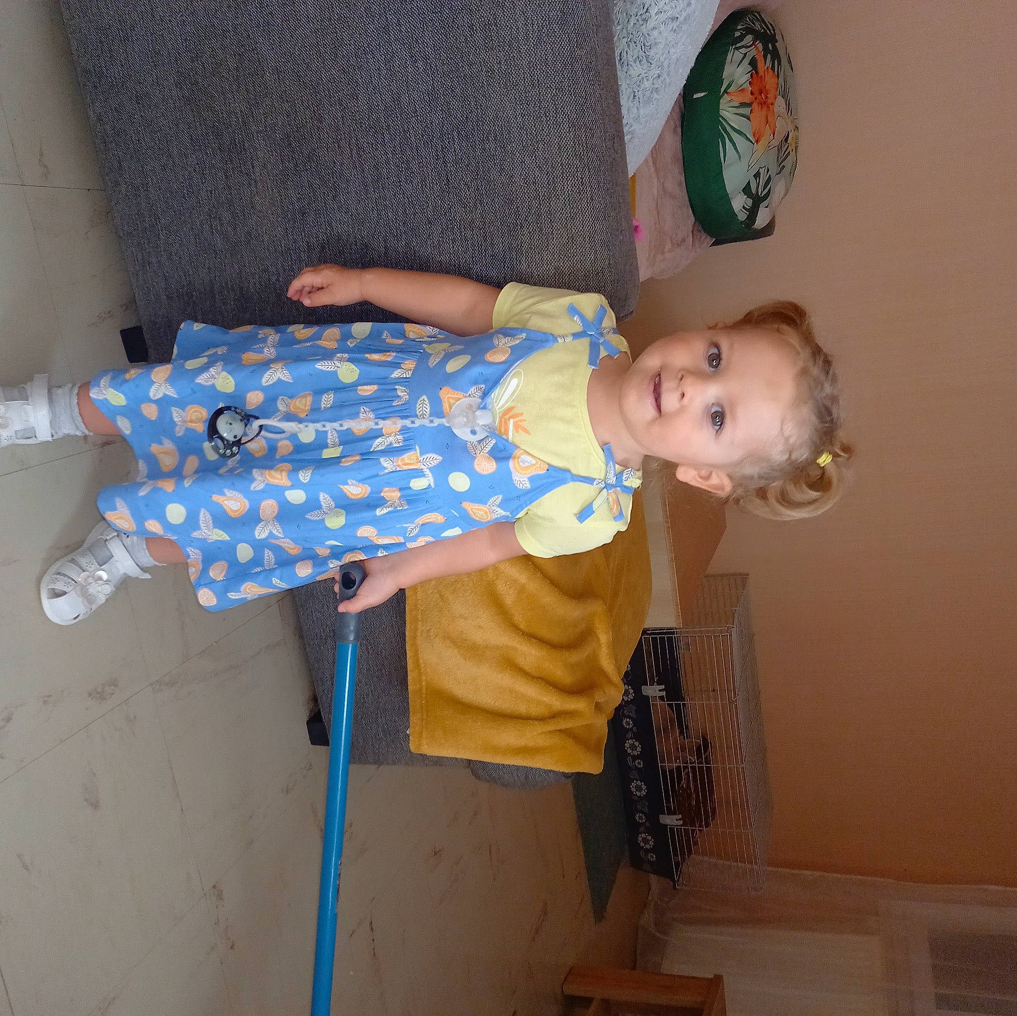 Lyna a rejoint le concours — aidez-le/la à gagner de superbes lots ! baby, baby_products, baby_toddler_clothing, child, electric_blue, joy, leg, pattern, person, room, sitting, smile, toddler