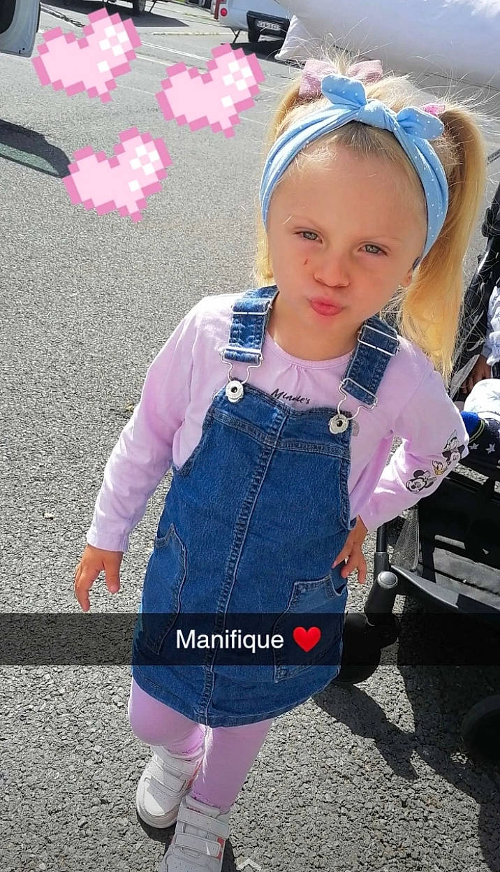 Dayanna participe au concours pour gagner de l'argent avec cette photo : baby_toddler_clothing, electric_blue, face, fashion_accessory, happy, headgear, jewellery, magenta, necklace, pattern, person, pink, purple, shoulder, sleeve, sock, street_fashion, t_shirt, toddler, violet