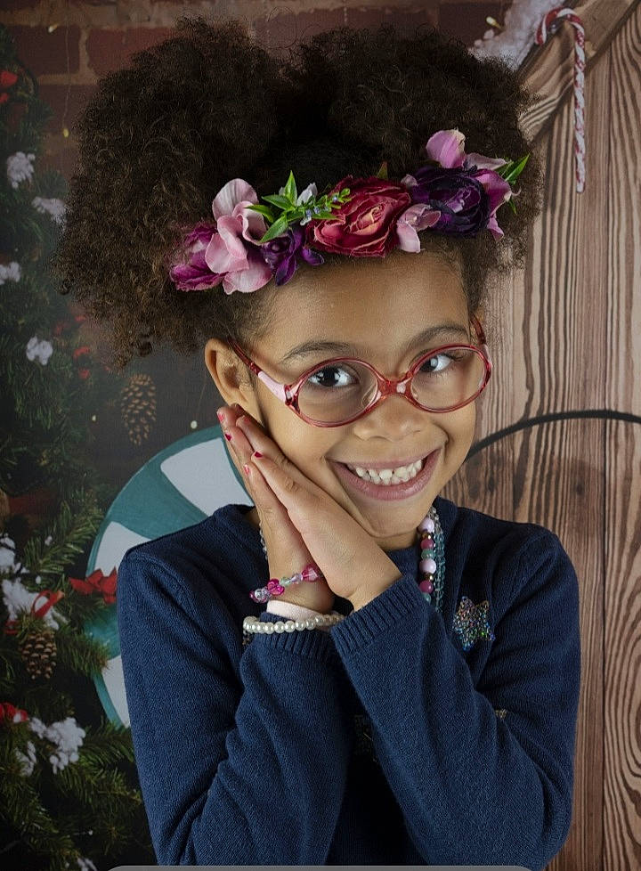 Leana a rejoint le concours — aidez-le/la à gagner de superbes lots ! blossom, child, event, eyewear, flash_photography, flower, formal_wear, glasses, hairstyle, happy, headband, headpiece, jewellery, joy, lip, magenta, person, petal, plant, smile