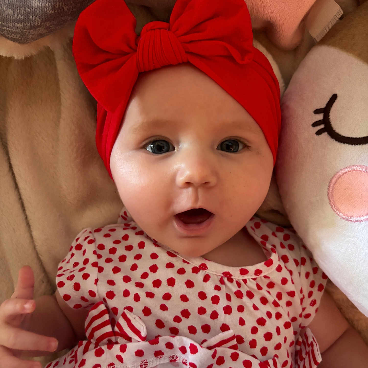 Kamélia participe au concours pour gagner de l'argent avec cette photo : baby, blanket, child, comfort, cozy, cute, dress, expression, face, happy, headband, indoors, infant, plush_toy, polka_dot, portrait, red_bow, small_hand, smiling, soft_toy