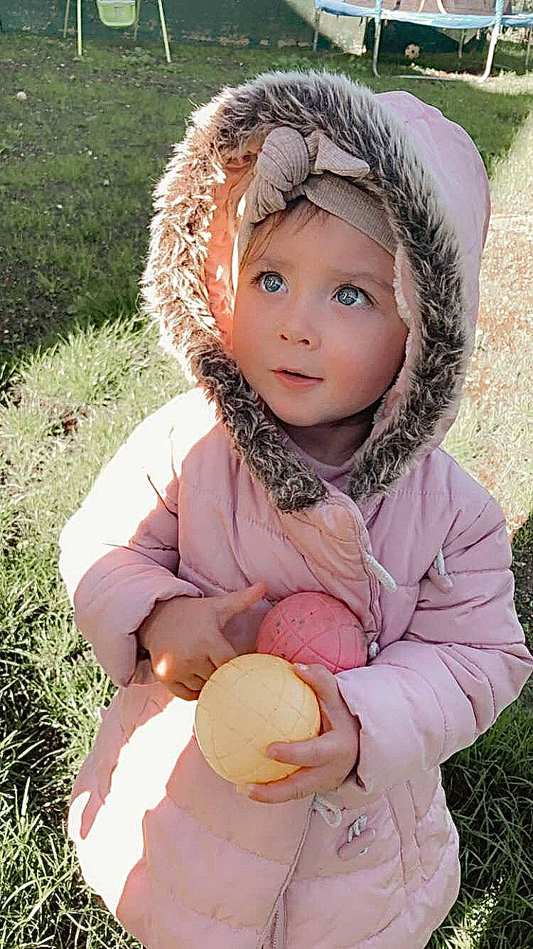 Athénaïs participe au concours pour gagner de l'argent avec cette photo : baby_toddler_clothing, beanie, cap, child, fashion_accessory, flash_photography, fun, fur, glove, grass, grassland, happy, headwear, hoodie, people_in_nature, person, play, portrait_photography, sitting, soil