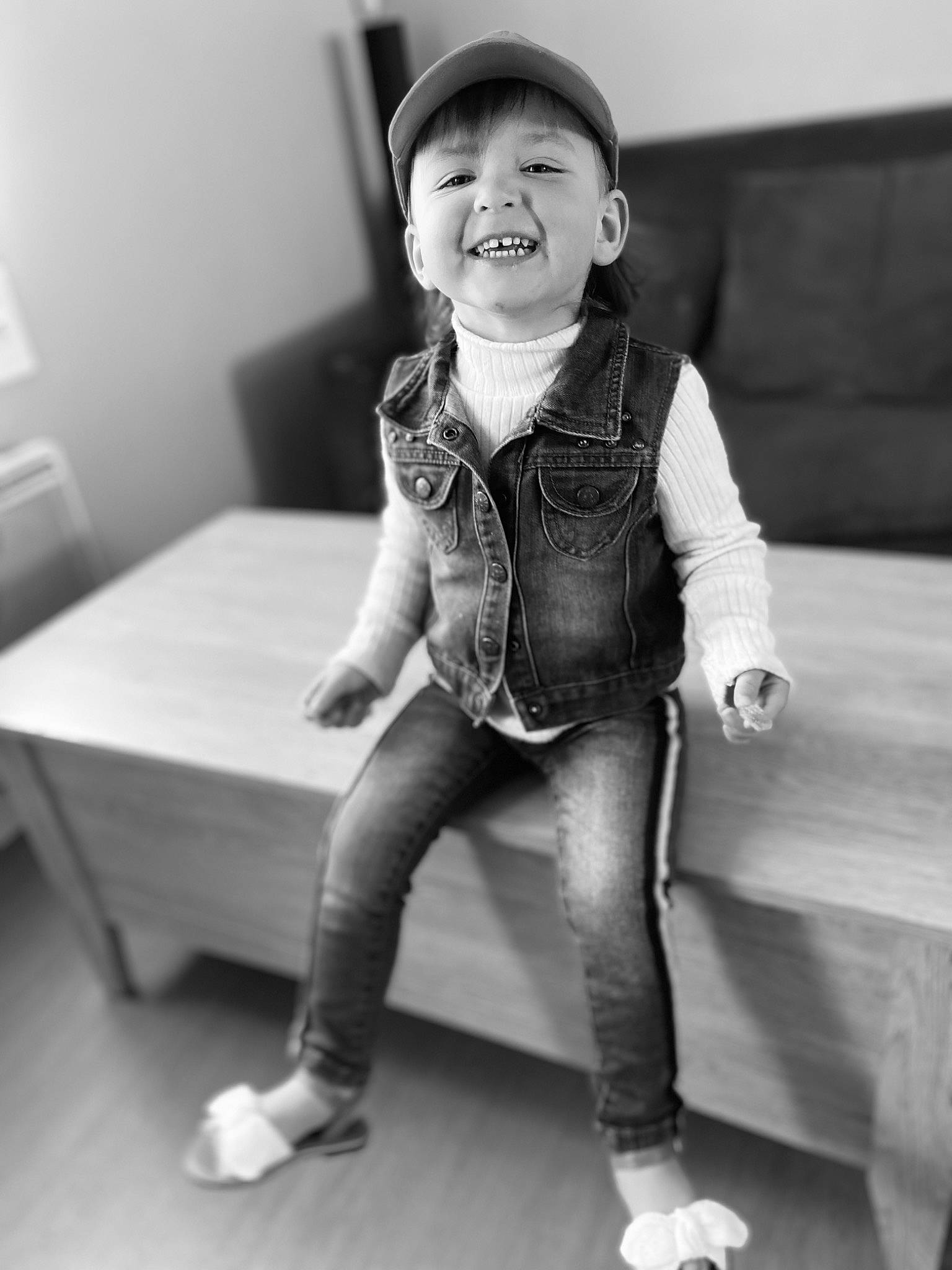 Athénaïs participe au concours pour gagner de l'argent avec cette photo : baby_toddler_clothing, beauty, black, black_and_white, child, elbow, facial_expression, flash_photography, fun, happy, monochrome, monochrome_photography, person, sitting, skin, sleeve, smile, standing, style, toddler