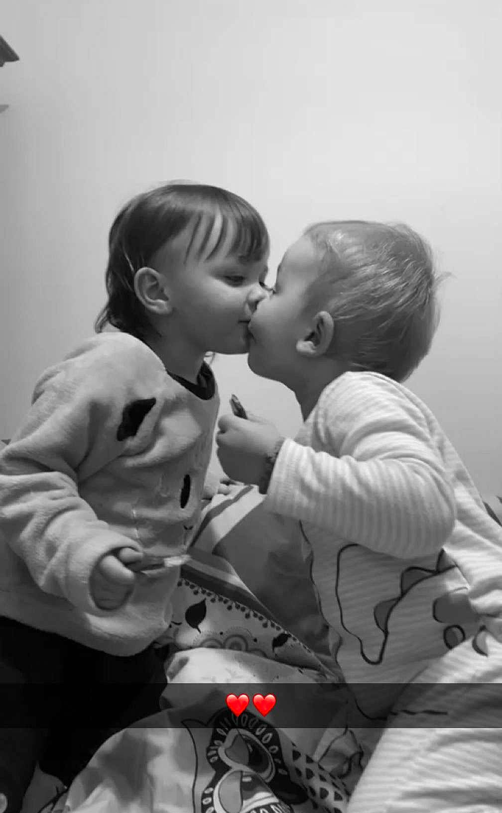 Athénaïs a rejoint le concours — aidez-le/la à gagner de superbes lots ! baby, black_and_white, cheek, child, comfort, fun, gesture, happy, interaction, iris, kiss, monochrome, monochrome_photography, nose, person, sitting, skin, smile, style, t_shirt