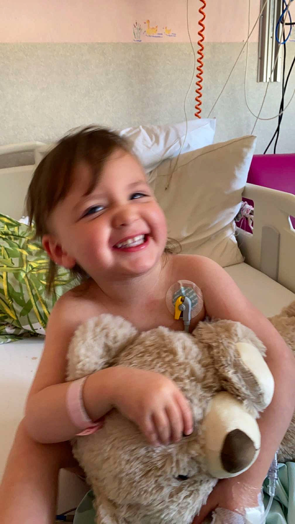 Athénaïs a rejoint le concours — aidez-le/la à gagner de superbes lots ! baby_toddler_clothing, chair, child, comfort, face, fawn, finger, flooring, fur, happy, head, joy, person, plant, room, sitting, skin, smile, stuffed_toy, textile