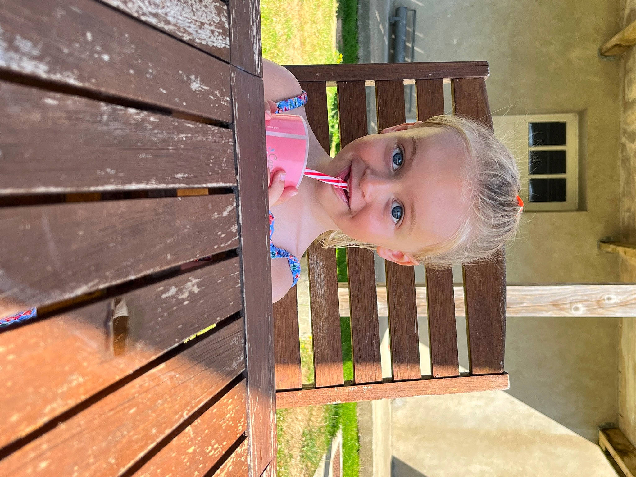 Ambre a rejoint le concours — aidez-le/la à gagner de superbes lots ! beauty, child, design, eye, fence, grass, hardwood, head, home_fencing, house, joy, pattern, person, plank, plant, porch, smile, toddler, tree, window
