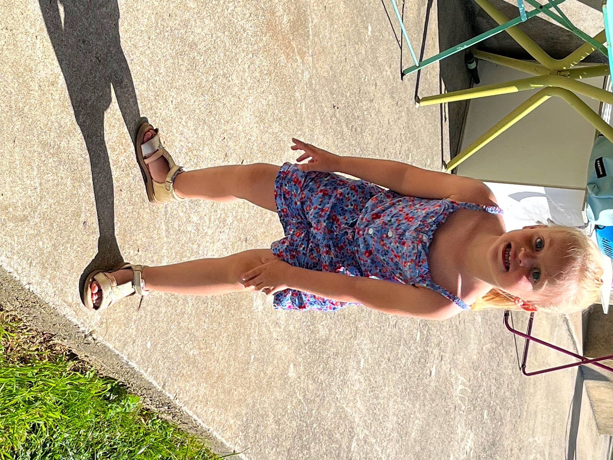 Ambre a rejoint le concours — aidez-le/la à gagner de superbes lots ! calf, electric_blue, eyewear, fashion, foot, fun, happy, human_leg, joint, joy, knee, leg, leisure, people_in_nature, person, plant, sandal, shoe, smile, summer