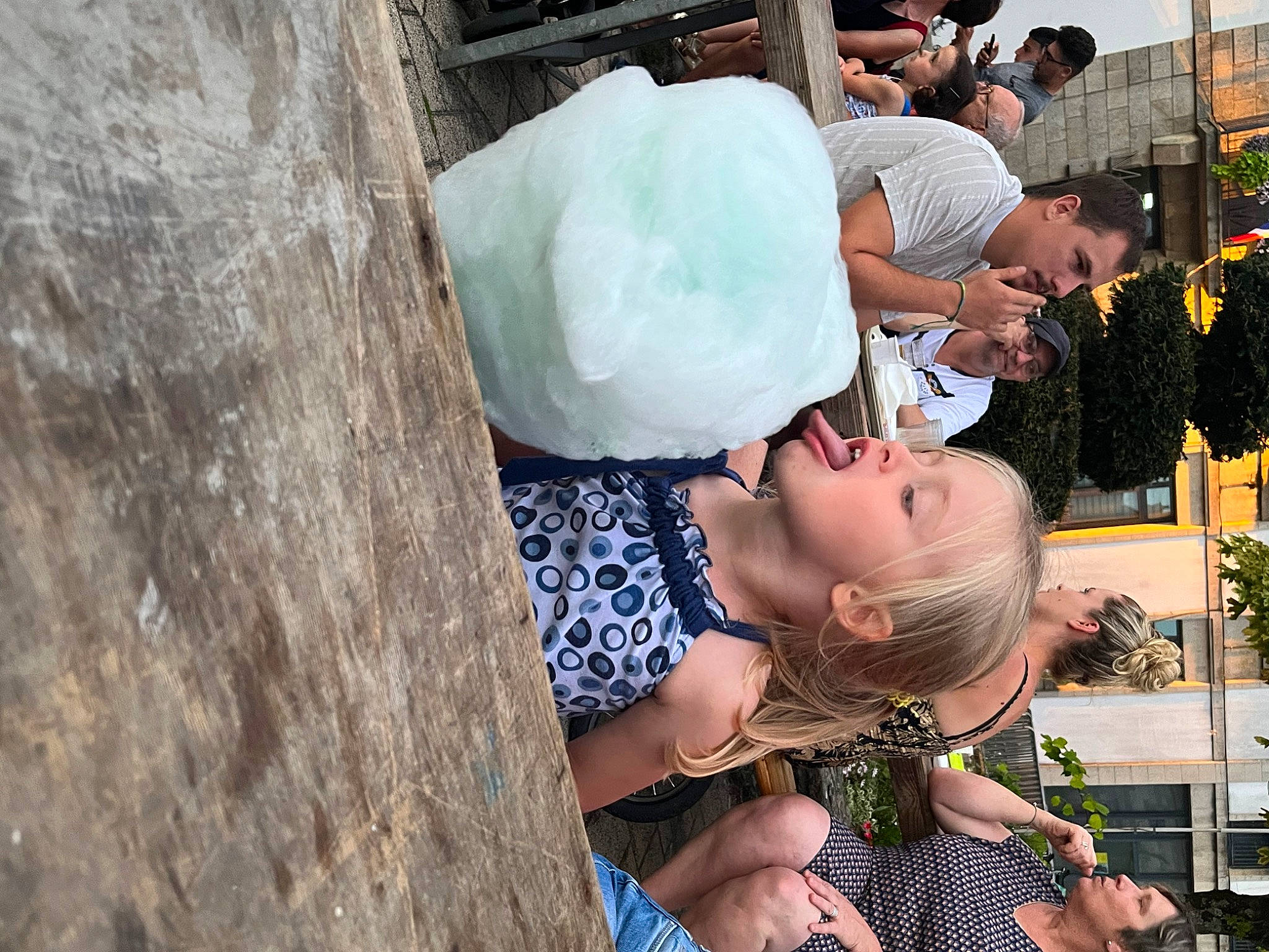 Ambre a rejoint le concours — aidez-le/la à gagner de superbes lots ! baby, child, dress, event, eyewear, fun, grass, happy, headwear, leisure, person, plant, recreation, shorts, sitting, street, sunglasses, t_shirt, temple, toddler