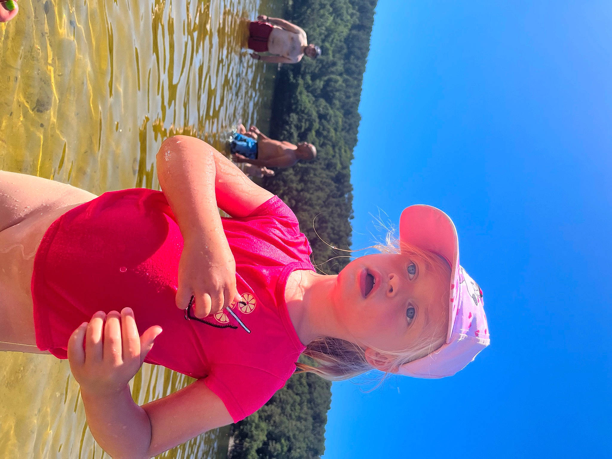 Ambre a rejoint le concours — aidez-le/la à gagner de superbes lots ! arm, clothing, elbow, fun, hand, happy, hat, headwear, joint, leisure, magenta, people_in_nature, person, pink, recreation, red, sky, smile, summer, sun_hat