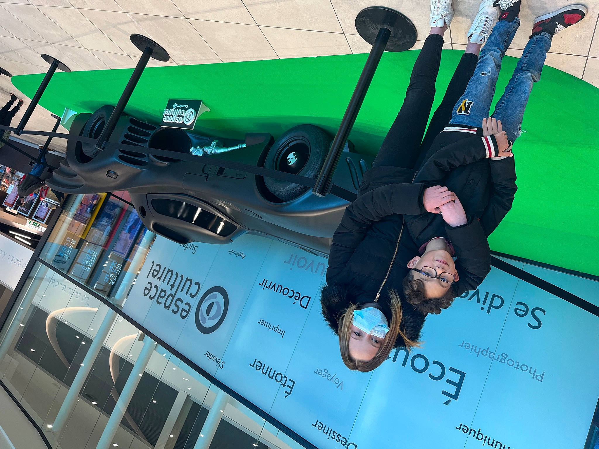 Eloa participe au concours pour gagner de l'argent avec cette photo : advertising, aerospace_engineering, audio_equipment, automotive_design, automotive_exterior, eyewear, font, gadget, graphics, green, joy, knee, leisure, machine, motor_vehicle, multimedia, person, recreation, sunglasses, thigh