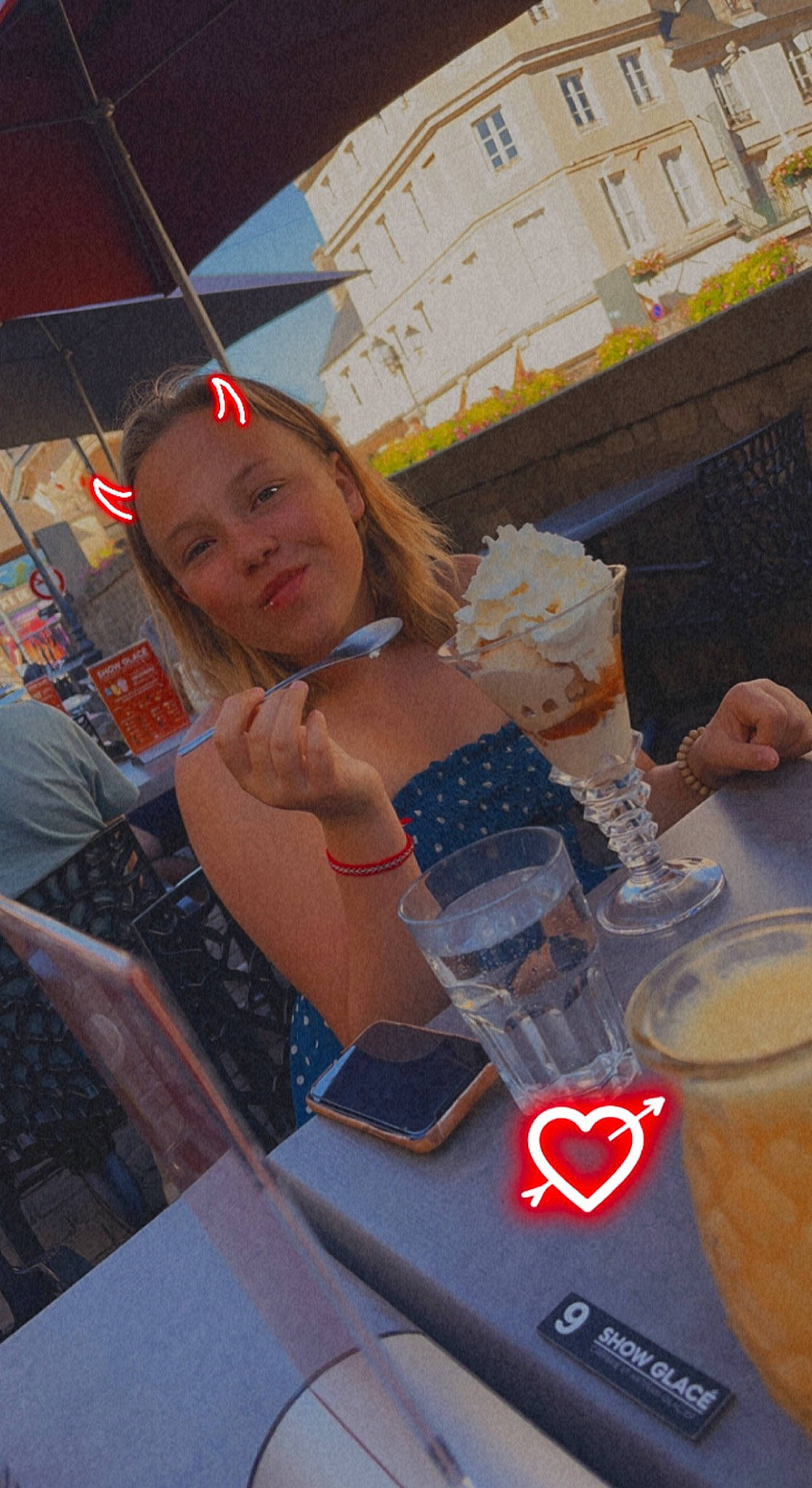 Eloa participe au concours pour gagner de l'argent avec cette photo : chair, child, comfort_food, drink, event, fun, happy, human_leg, joy, leisure, luggage_and_bags, person, smile, t_shirt, table, thigh