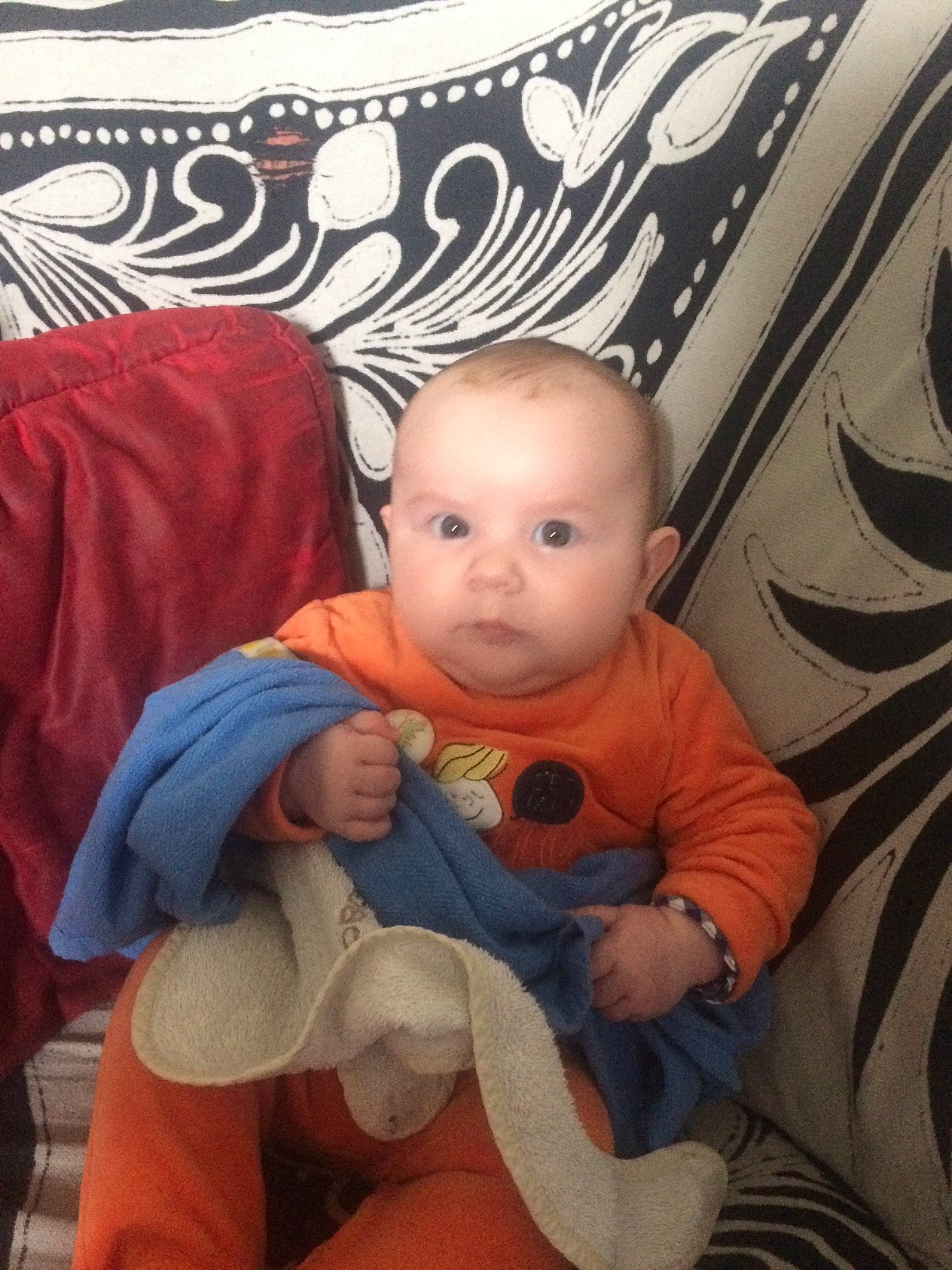 Benjamin a rejoint le concours — aidez-le/la à gagner de superbes lots ! baby, child, finger, person, sitting, toddler