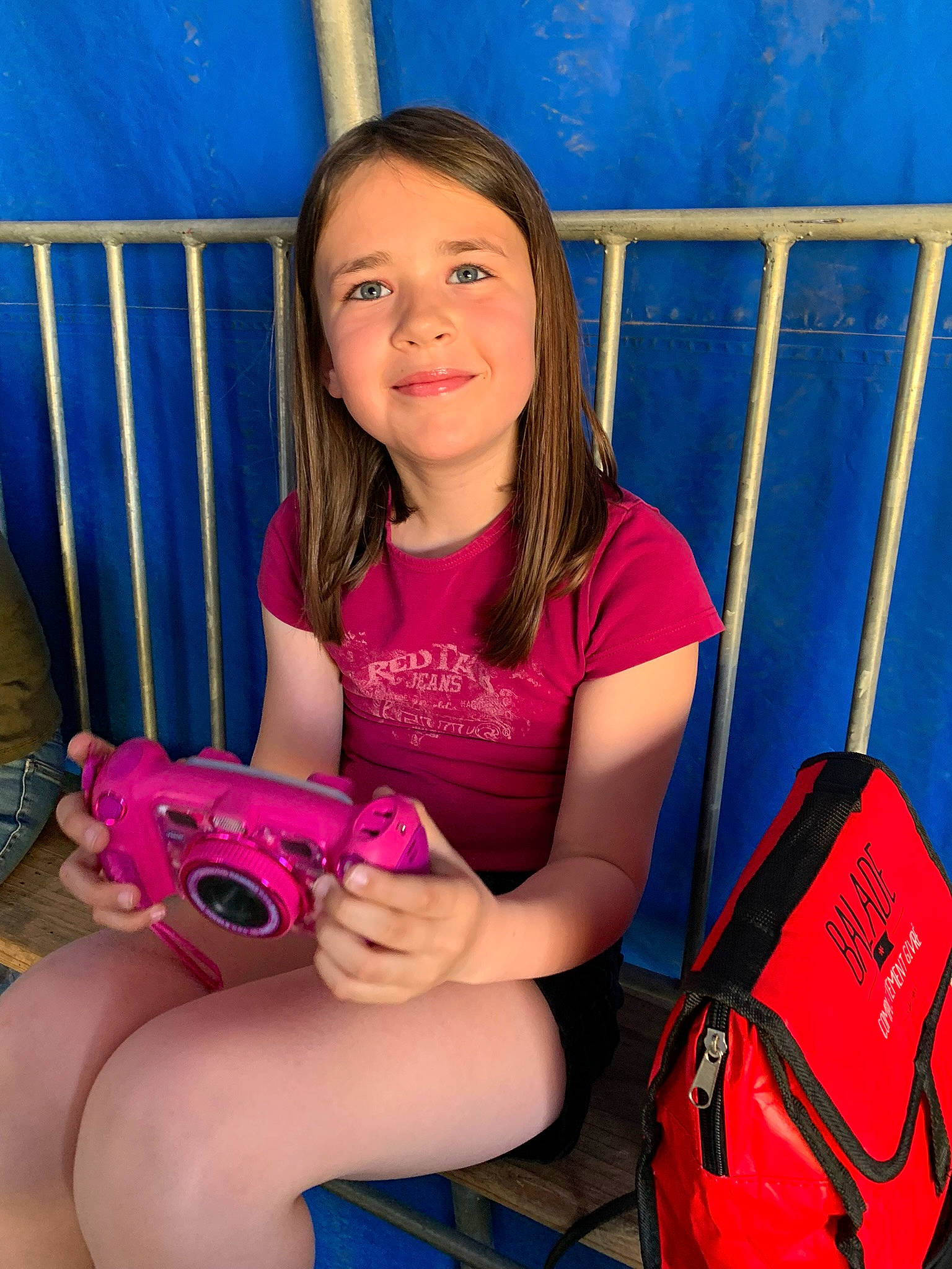 Noelie participe au concours pour gagner de l'argent avec cette photo : arm, black_hair, blue, chest, fun, hairstyle, happy, human_body, joint, joy, knee, lap, leg, leisure, magenta, mouth, person, shoulder, skin, smile