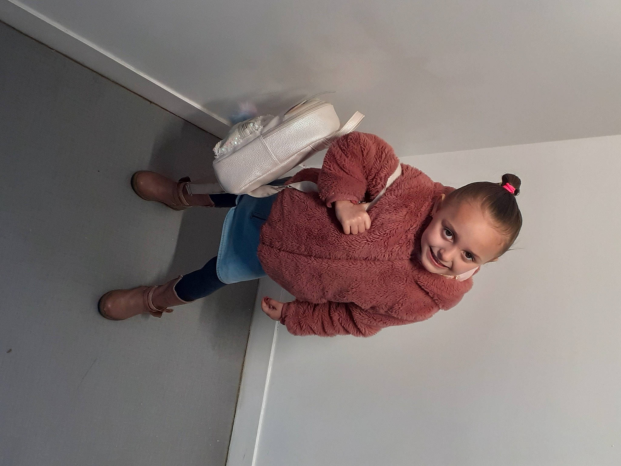 Nolla a rejoint le concours — aidez-le/la à gagner de superbes lots ! arm, cleanliness, comfort, composite_material, elbow, flooring, foot, gesture, hardwood, human_leg, joy, knee, magenta, person, plaster, room, sleeve, stairs, thigh, toddler