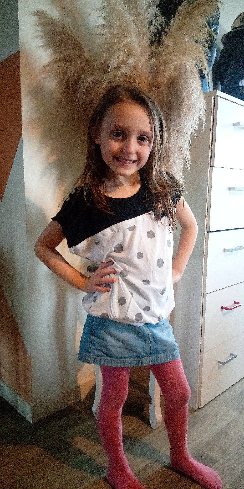 Nolla a rejoint le concours — aidez-le/la à gagner de superbes lots ! blue, cabinetry, clothing, face, facial_expression, fashion, hair, hairstyle, head, human_body, joint, joy, leg, organ, person, shoulder, skin, sleeve, smile, standing