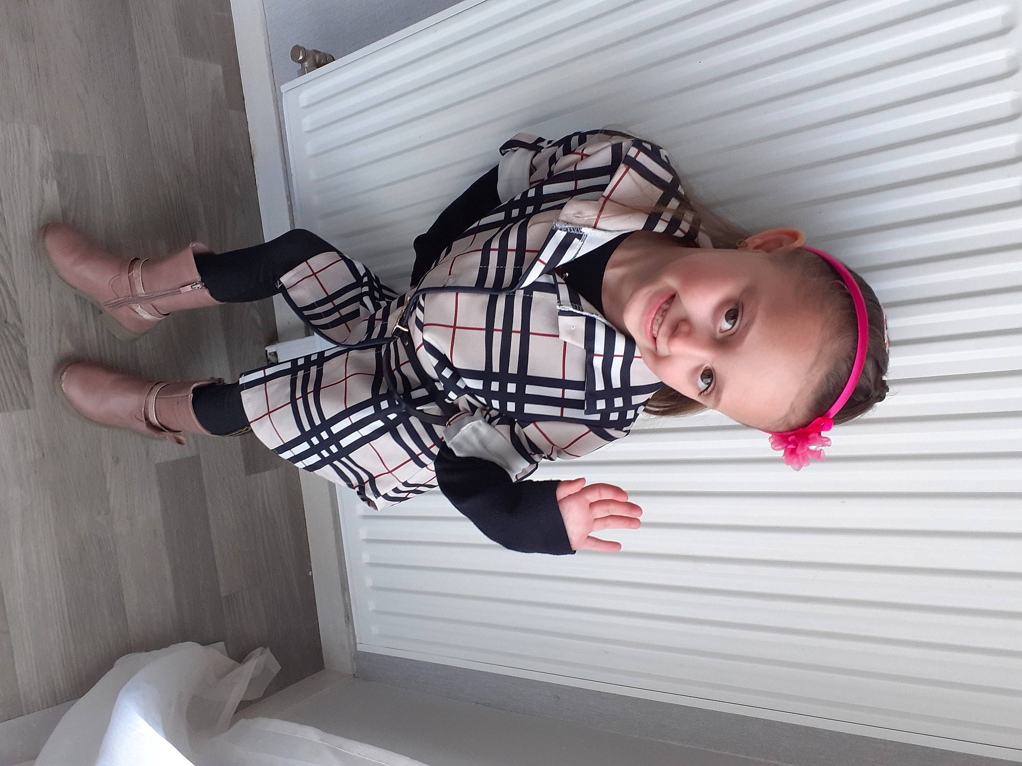 Nolla participe au concours pour gagner de l'argent avec cette photo : child, comfort, cool, dress, fashion, fun, human_body, human_leg, joy, knee, leg, outerwear, pattern, people, person, plaid, room, sleeve, tartan, thigh