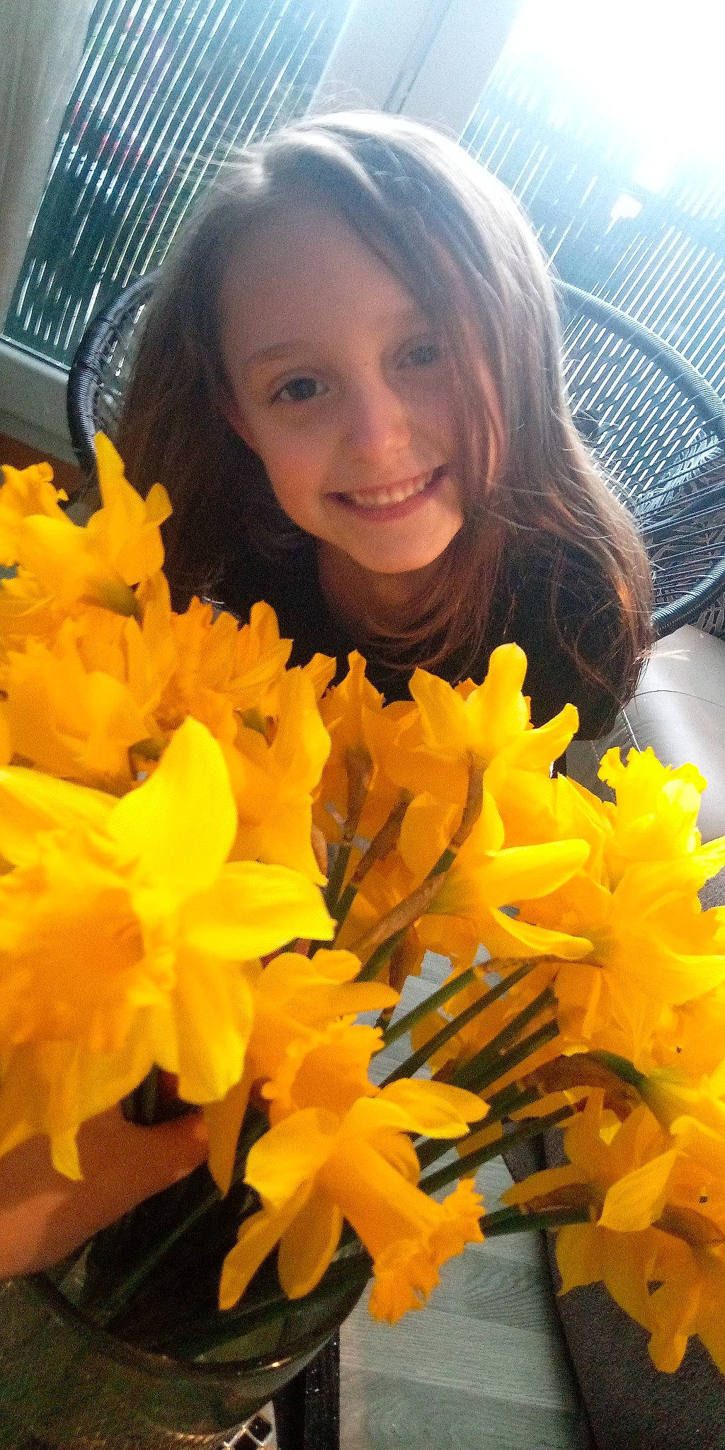 Nolla a rejoint le concours — aidez-le/la à gagner de superbes lots ! cut_flowers, event, eye, face, floristry, flower, flower_arranging, flowering_plant, fun, grass, happy, head, jeans, joy, orange, organ, person, petal, plant, smile