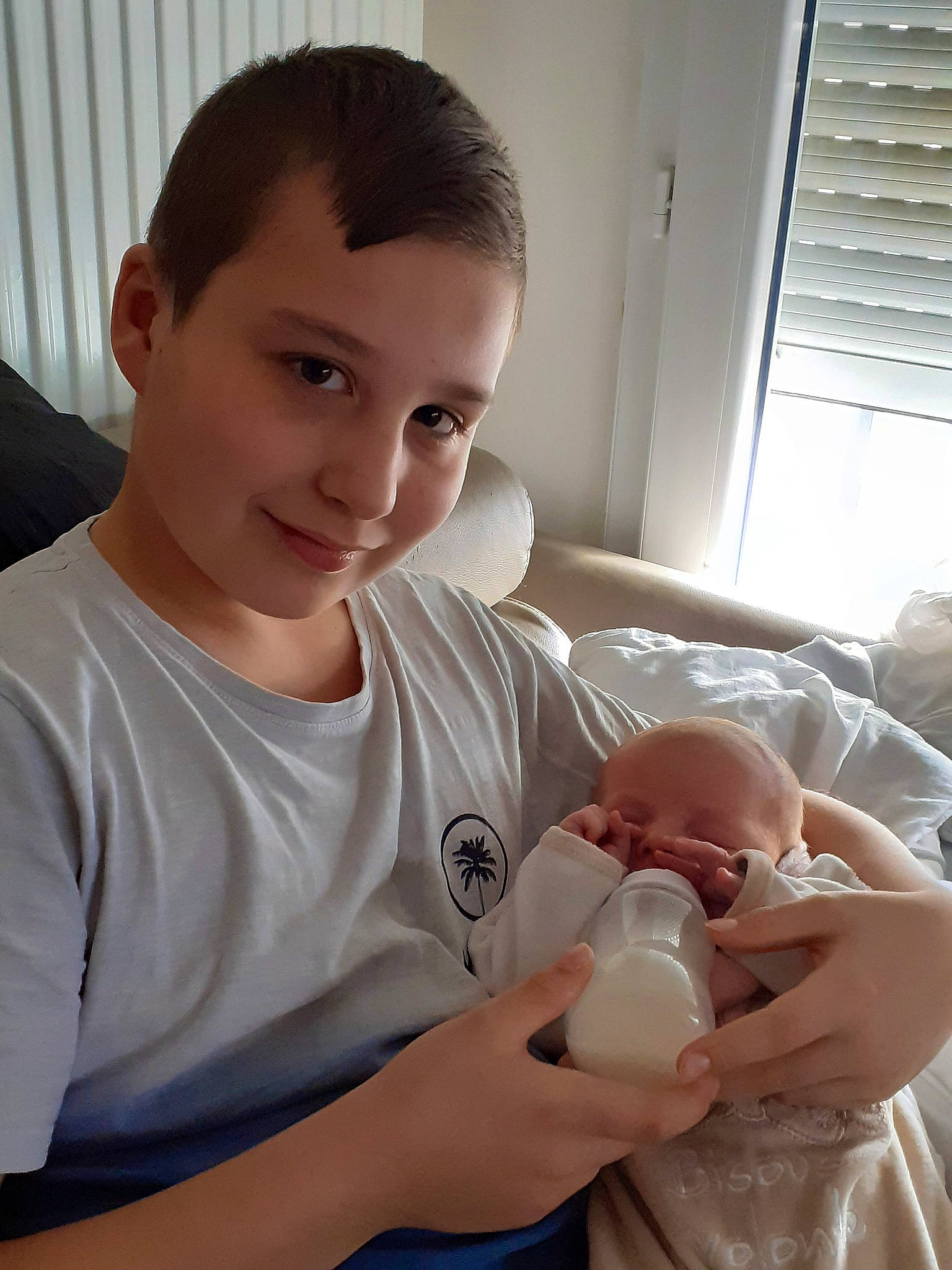 Tylian participe au concours pour gagner de l'argent avec cette photo : arm, baby, baby_bottle, child, drinkware, finger, gesture, hairstyle, hand, health_care, joy, milk, muscle, neck, person, plastic_bottle, skin, smile, tableware, toddler